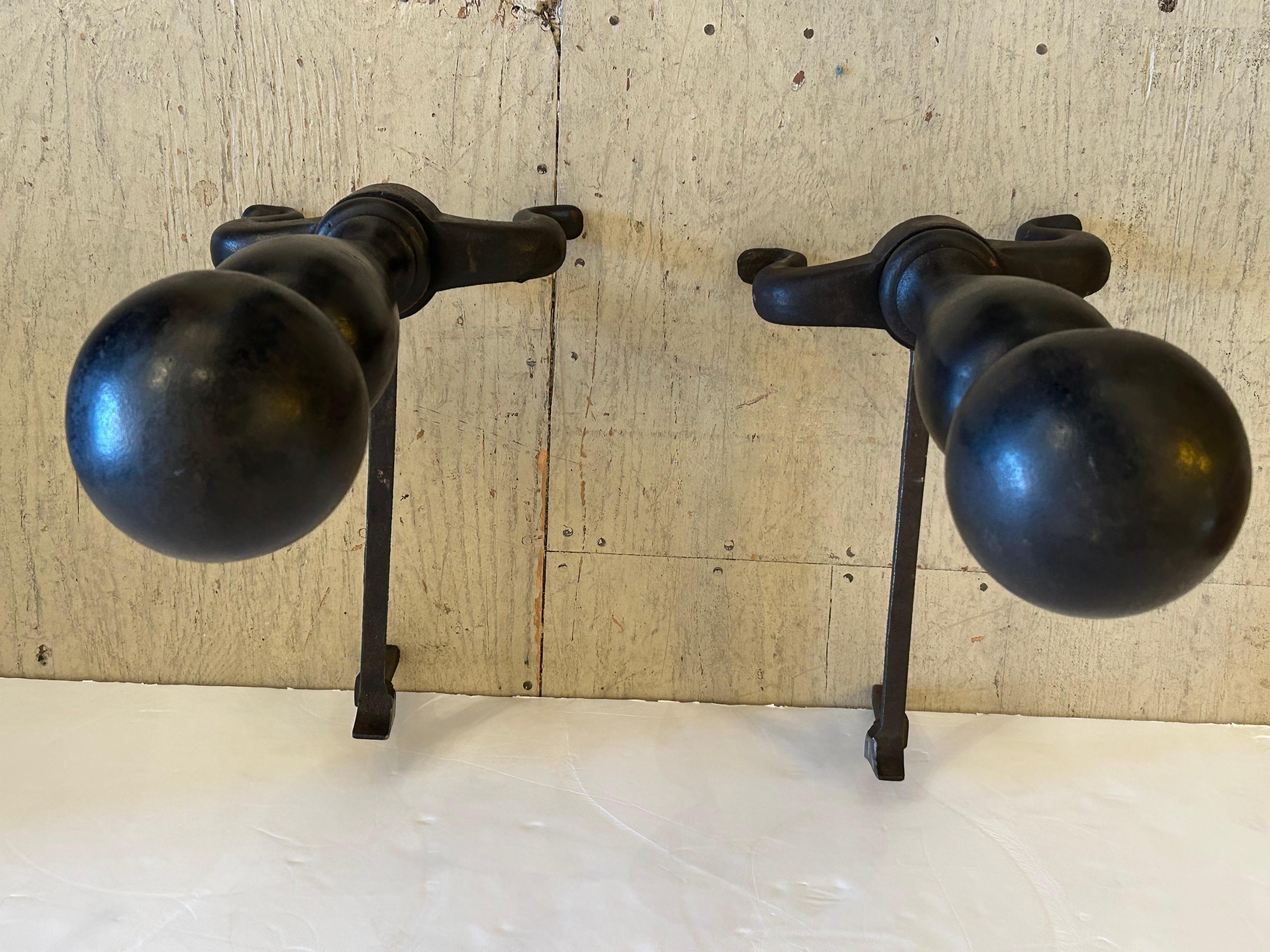 Fer Très grands et impressionnants chenets en fer noir en vente