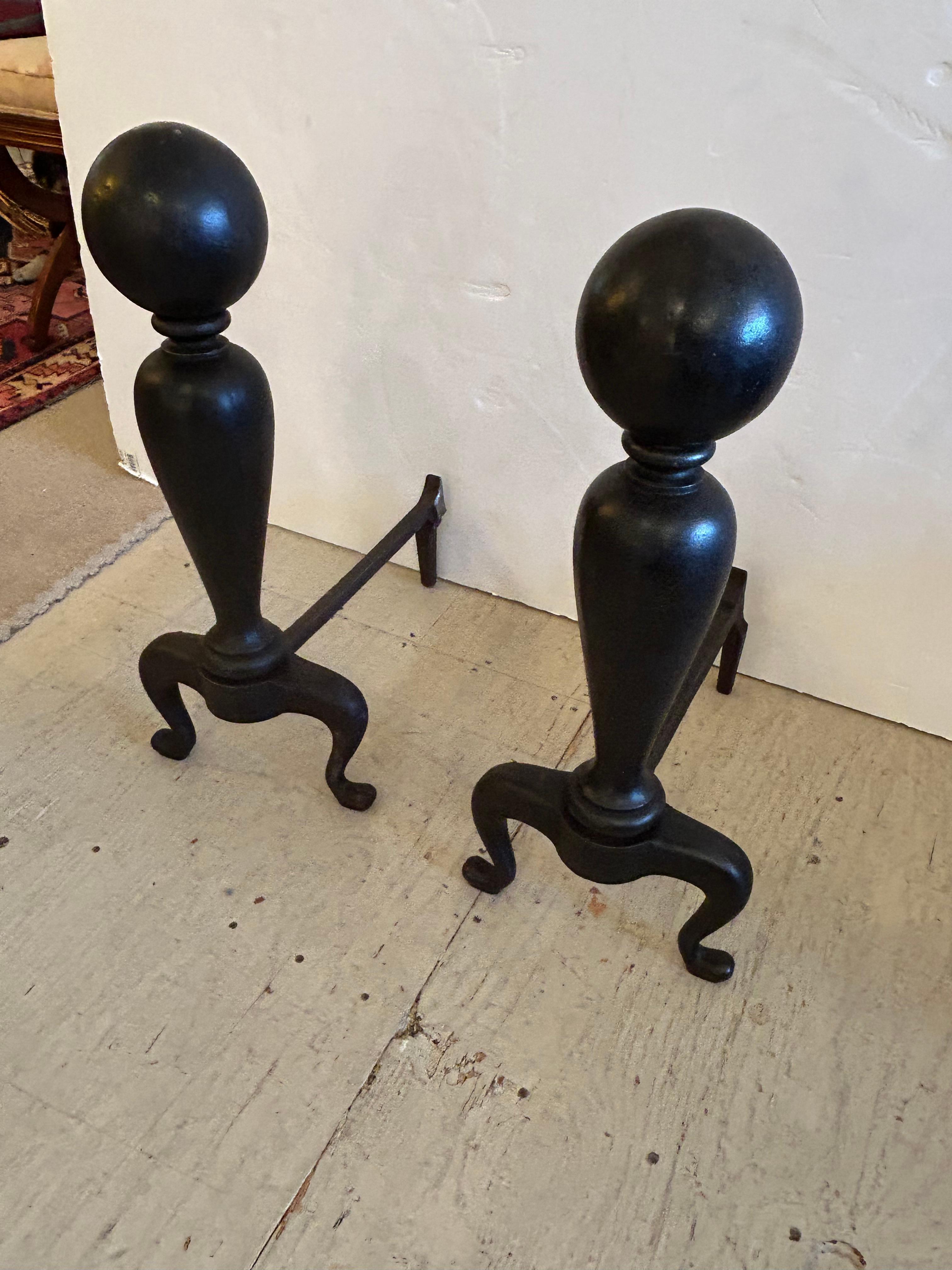 Très grands et impressionnants chenets en fer noir en vente 1