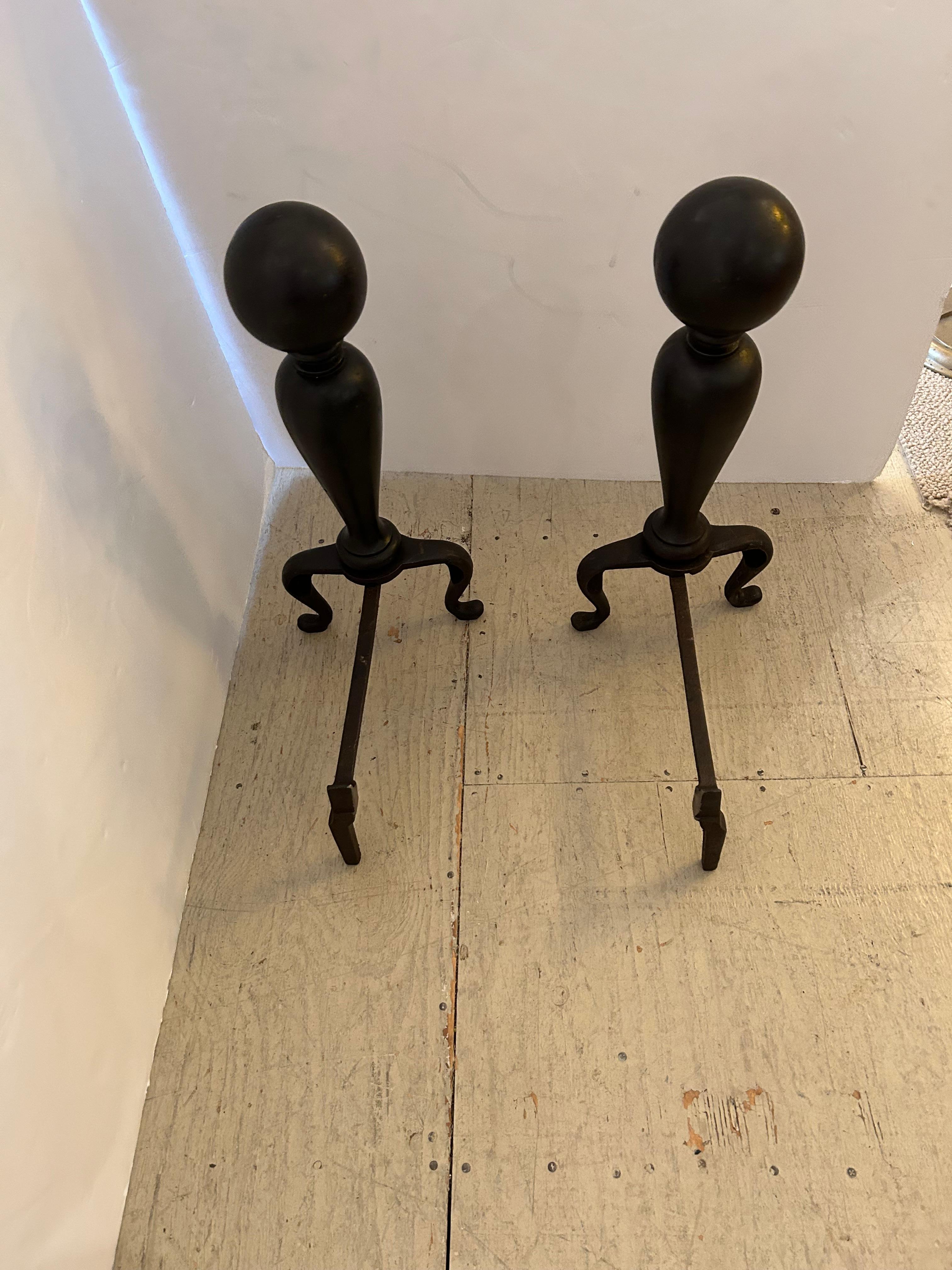 Très grands et impressionnants chenets en fer noir en vente 2