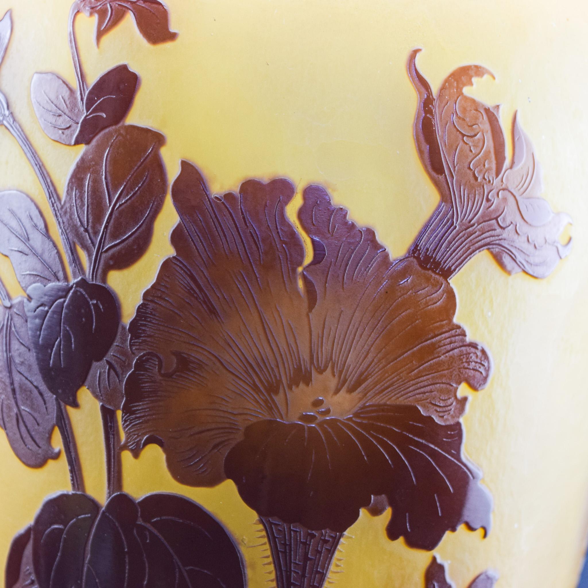 Muy grande e impresionante jarrón de cristal camafeo Galle con mariposas y flores C1927 2