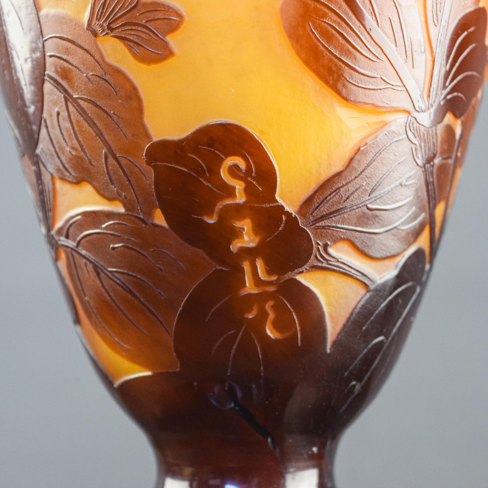 Muy grande e impresionante jarrón de cristal camafeo Galle con mariposas y flores C1927 3