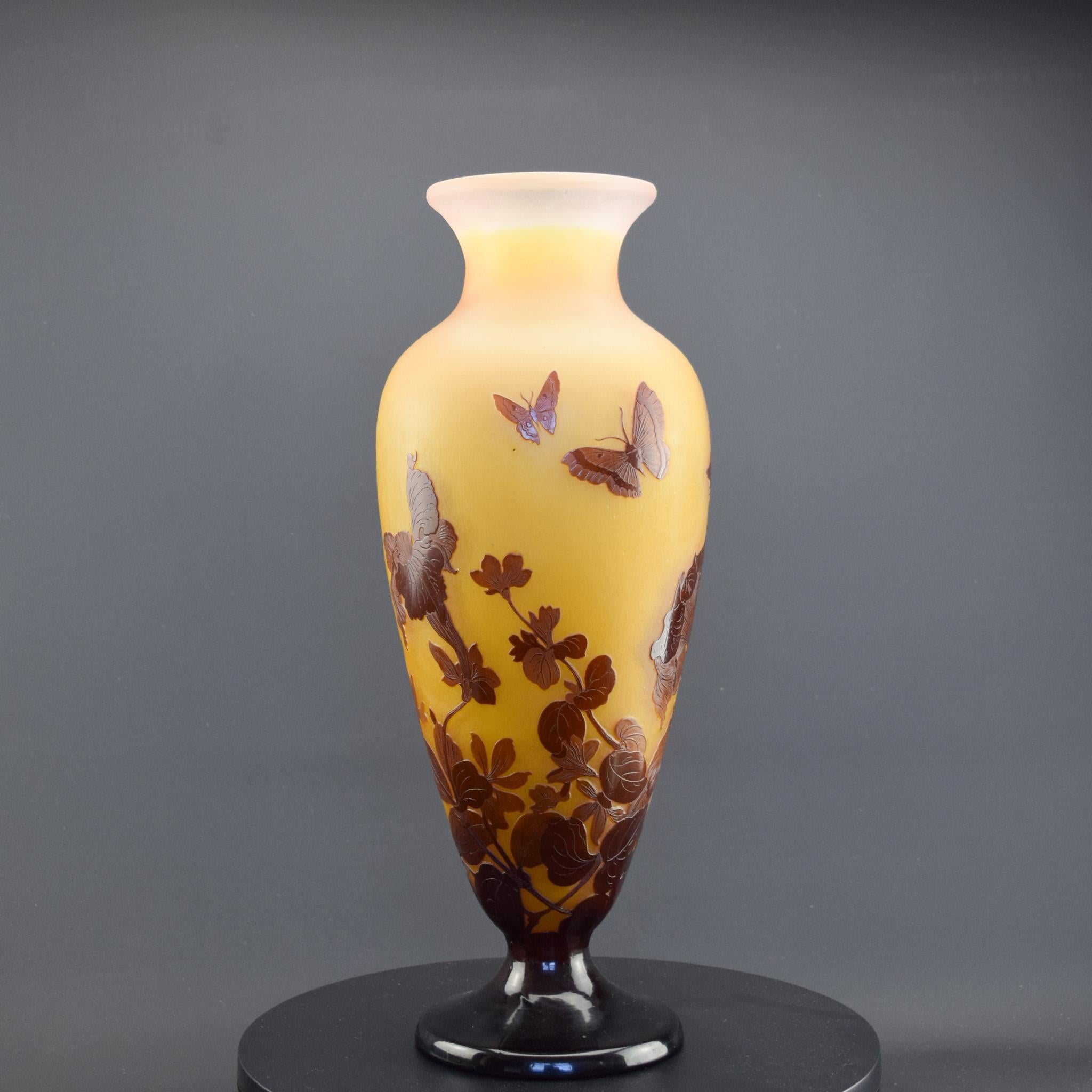 Muy grande e impresionante jarrón de cristal camafeo Galle de 40 cm decorado con mariposas y flores
Caja con tres capas de vidrio tallado y hábilmente tallado con finos detalles 
Galle elaboradamente firmado hacia la base

El estado es muy bueno,