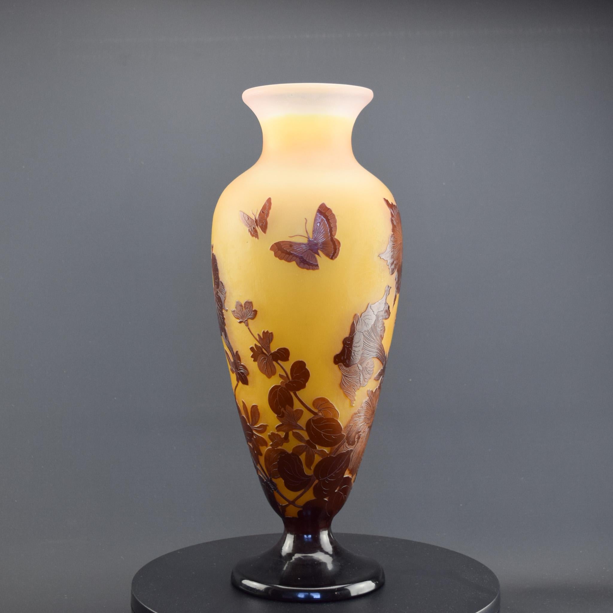 Muy grande e impresionante jarrón de cristal camafeo Galle con mariposas y flores C1927 Art Nouveau