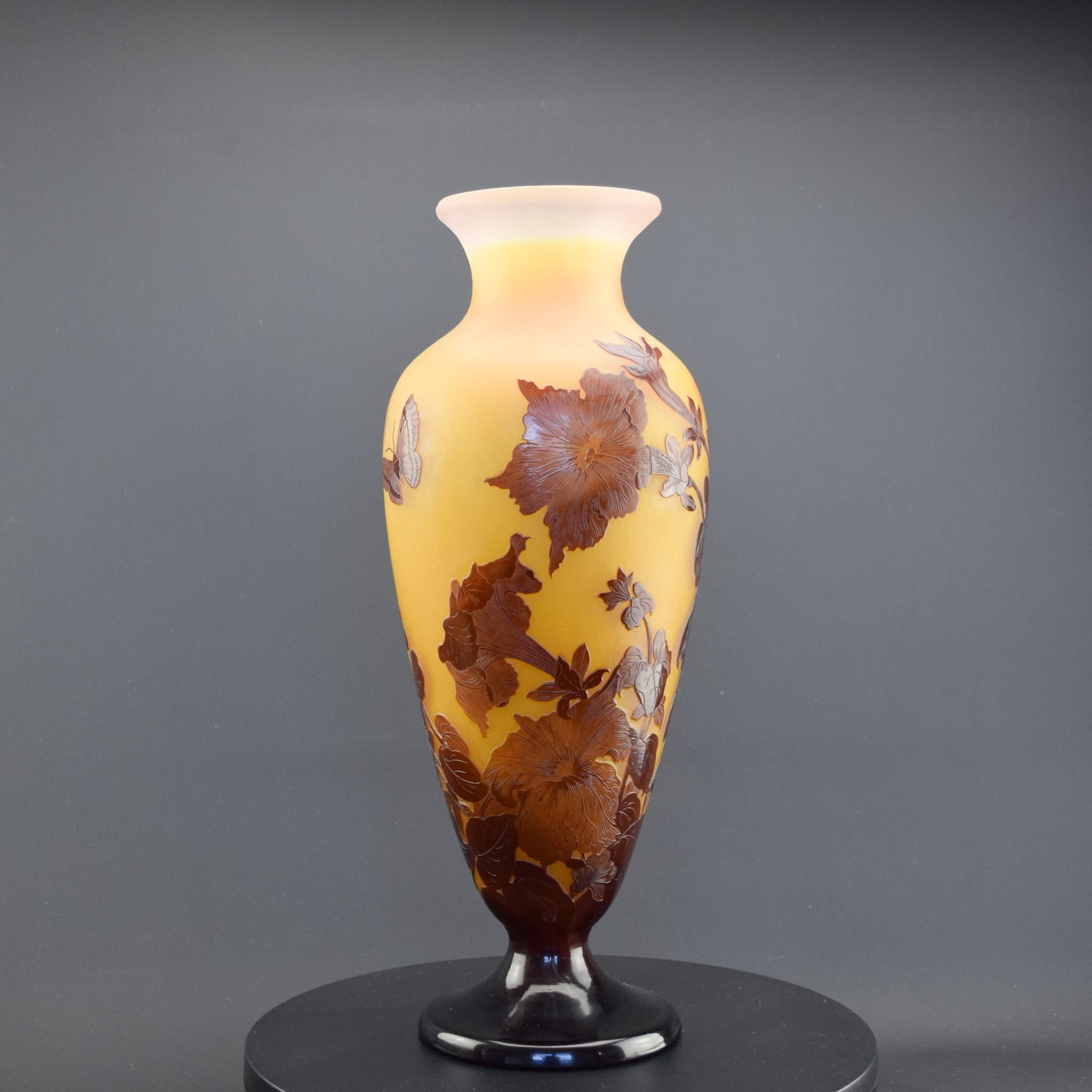 Muy grande e impresionante jarrón de cristal camafeo Galle con mariposas y flores C1927 Francés