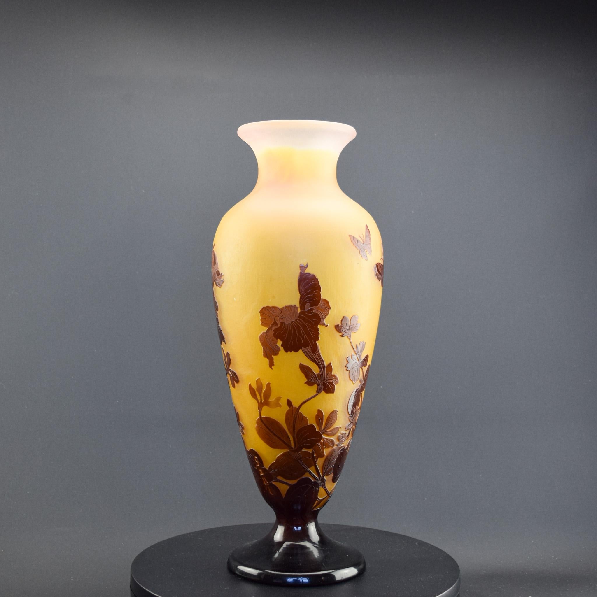 Muy grande e impresionante jarrón de cristal camafeo Galle con mariposas y flores C1927 Vidrio