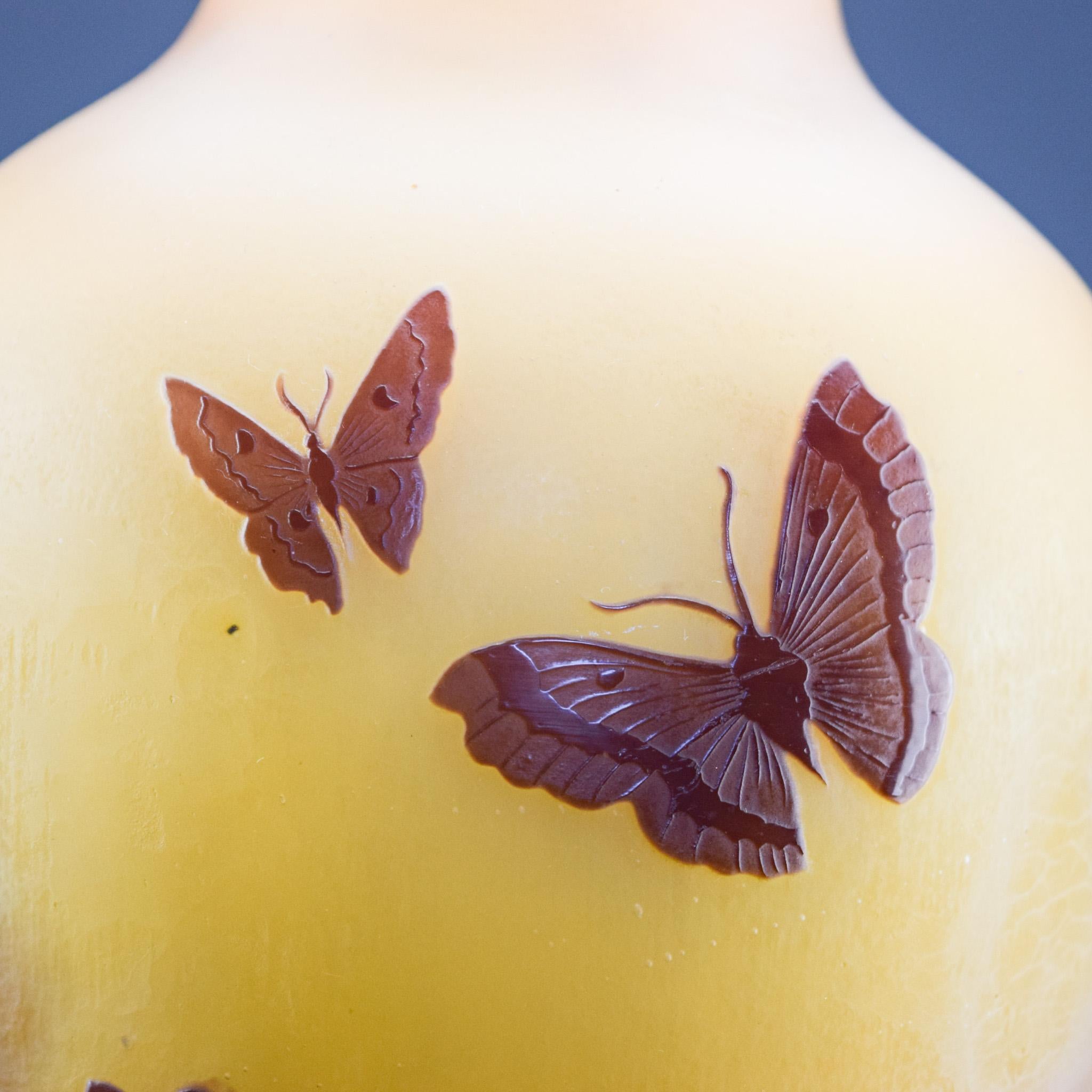 Muy grande e impresionante jarrón de cristal camafeo Galle con mariposas y flores C1927 1