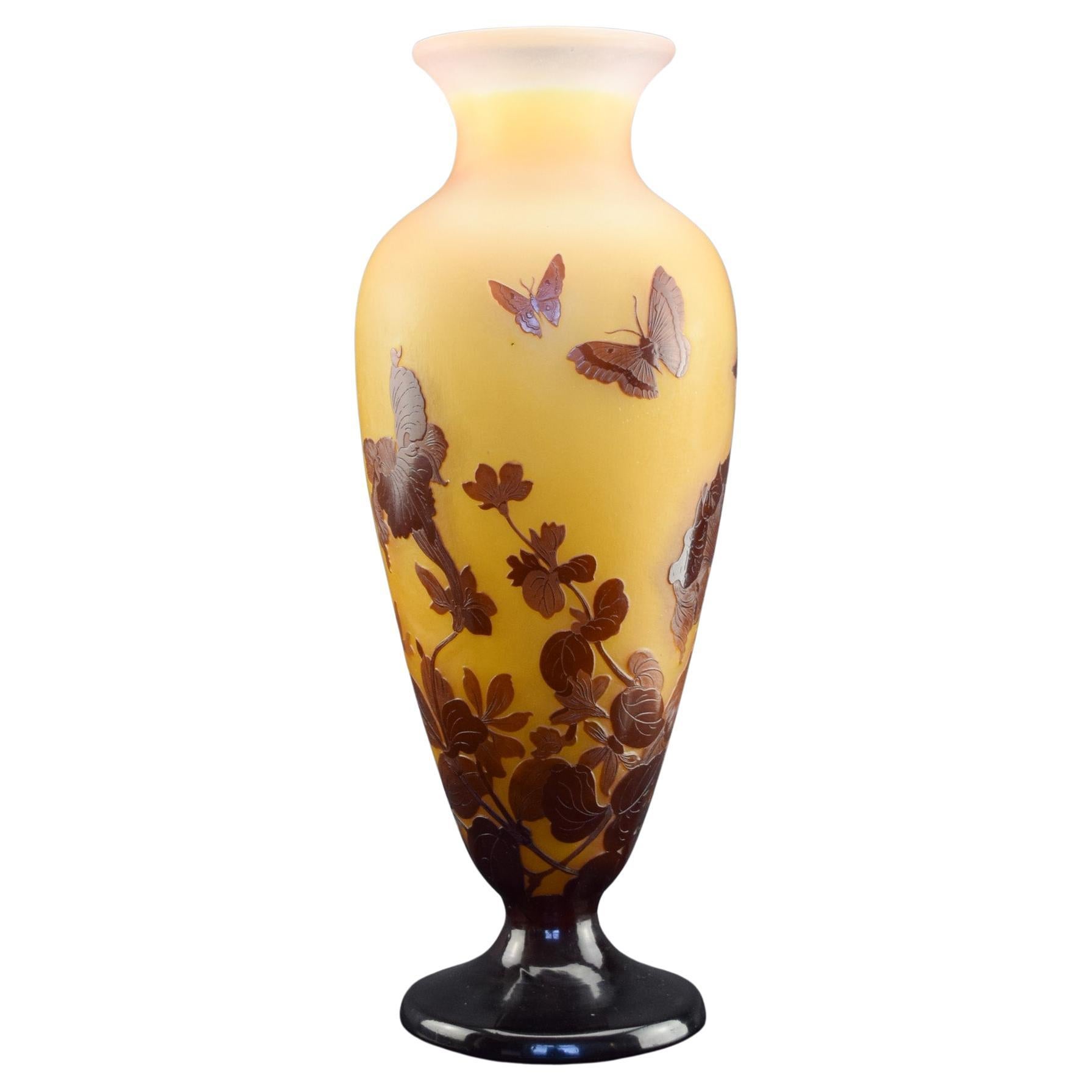 Très grand et impressionnant vase en verre camée Galle avec papillons et fleurs C1927
