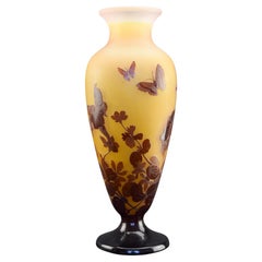 Très grand et impressionnant vase en verre camée Galle avec papillons et fleurs C1927