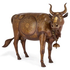 Scultura di toro indo-persiana molto grande, in acciaio marrone e oro damascato, da conservare