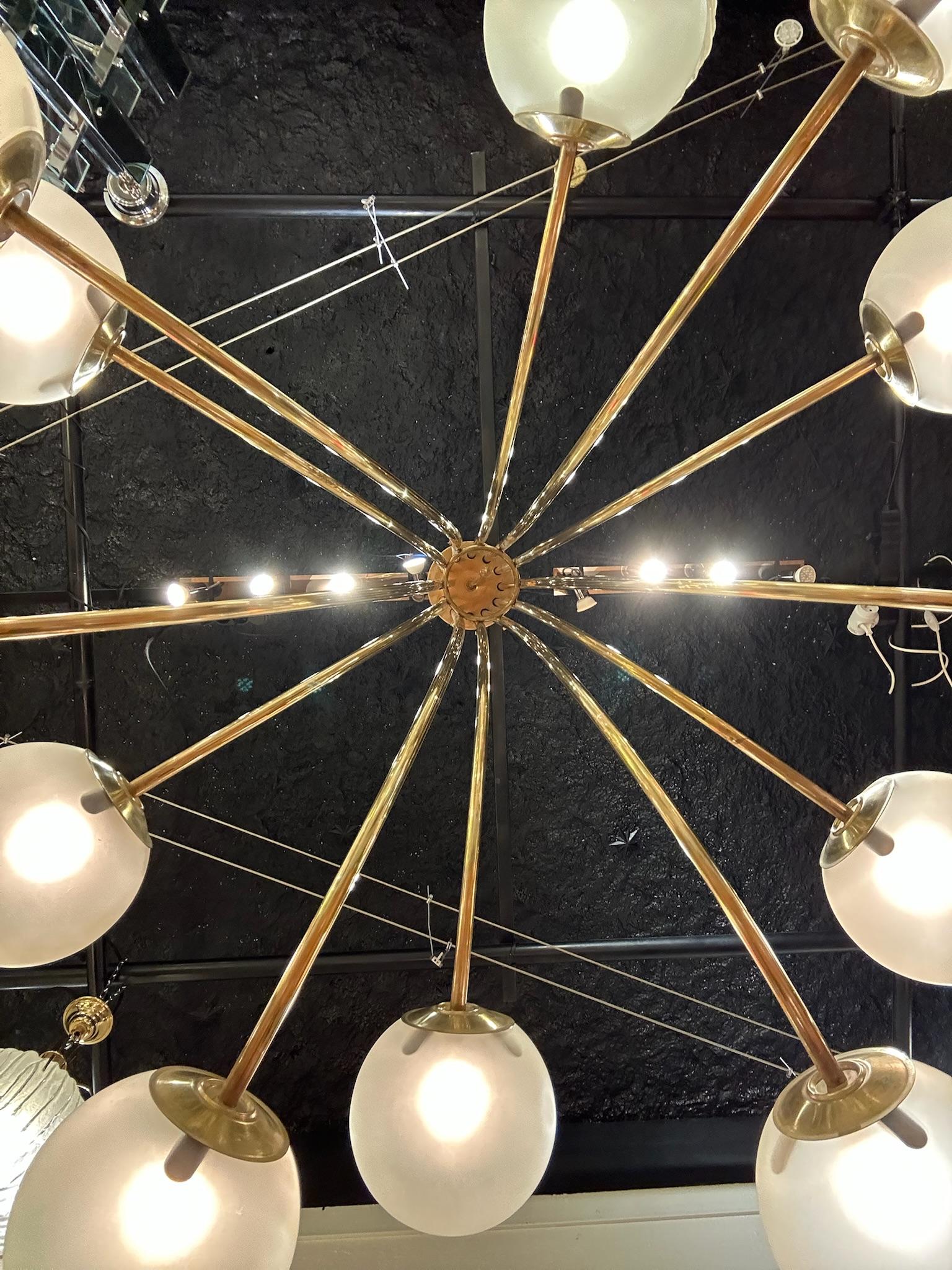 Doré Très grand lustre italien des années 1970 en vente