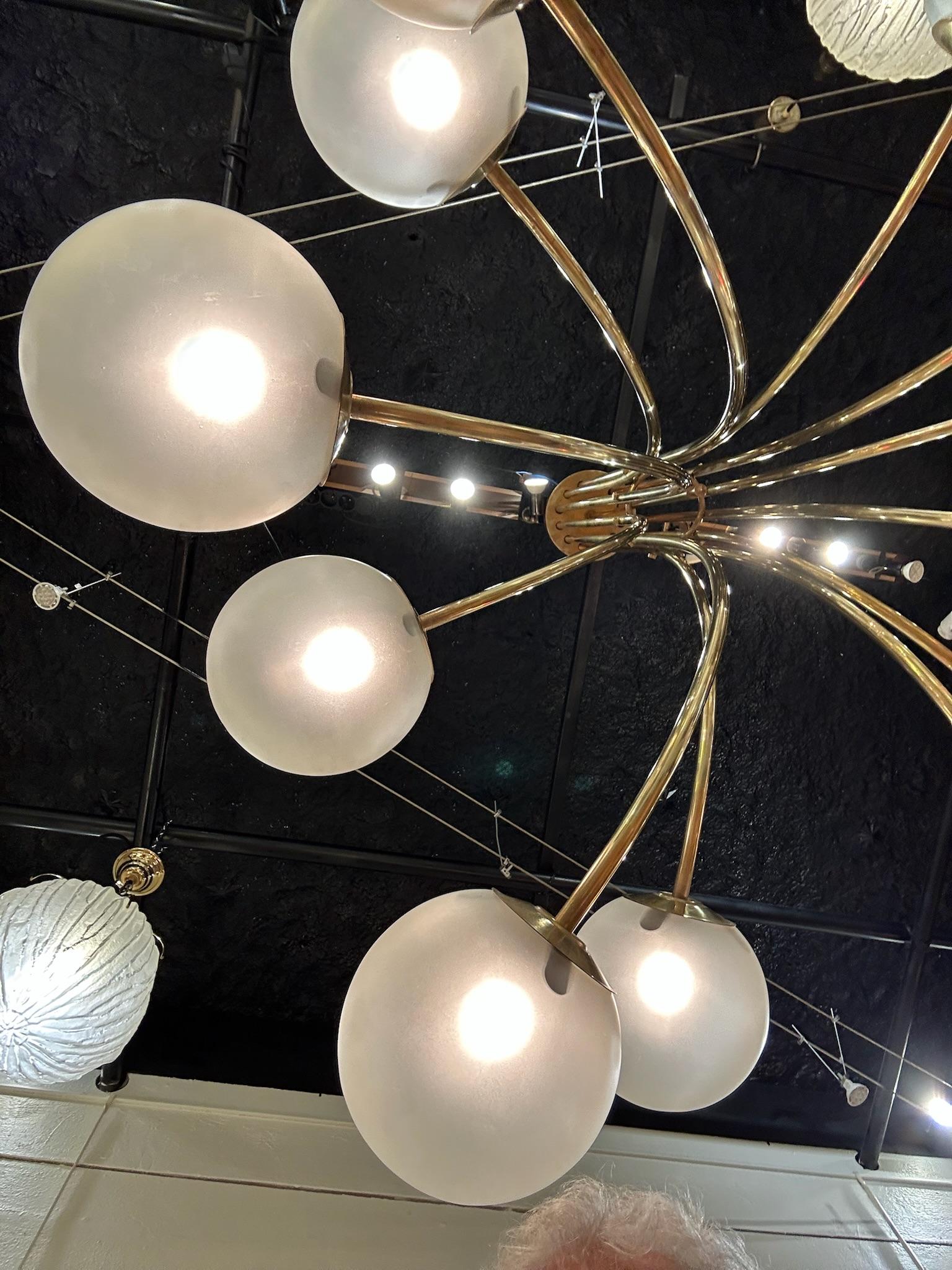 Très grand lustre italien des années 1970 en vente 1