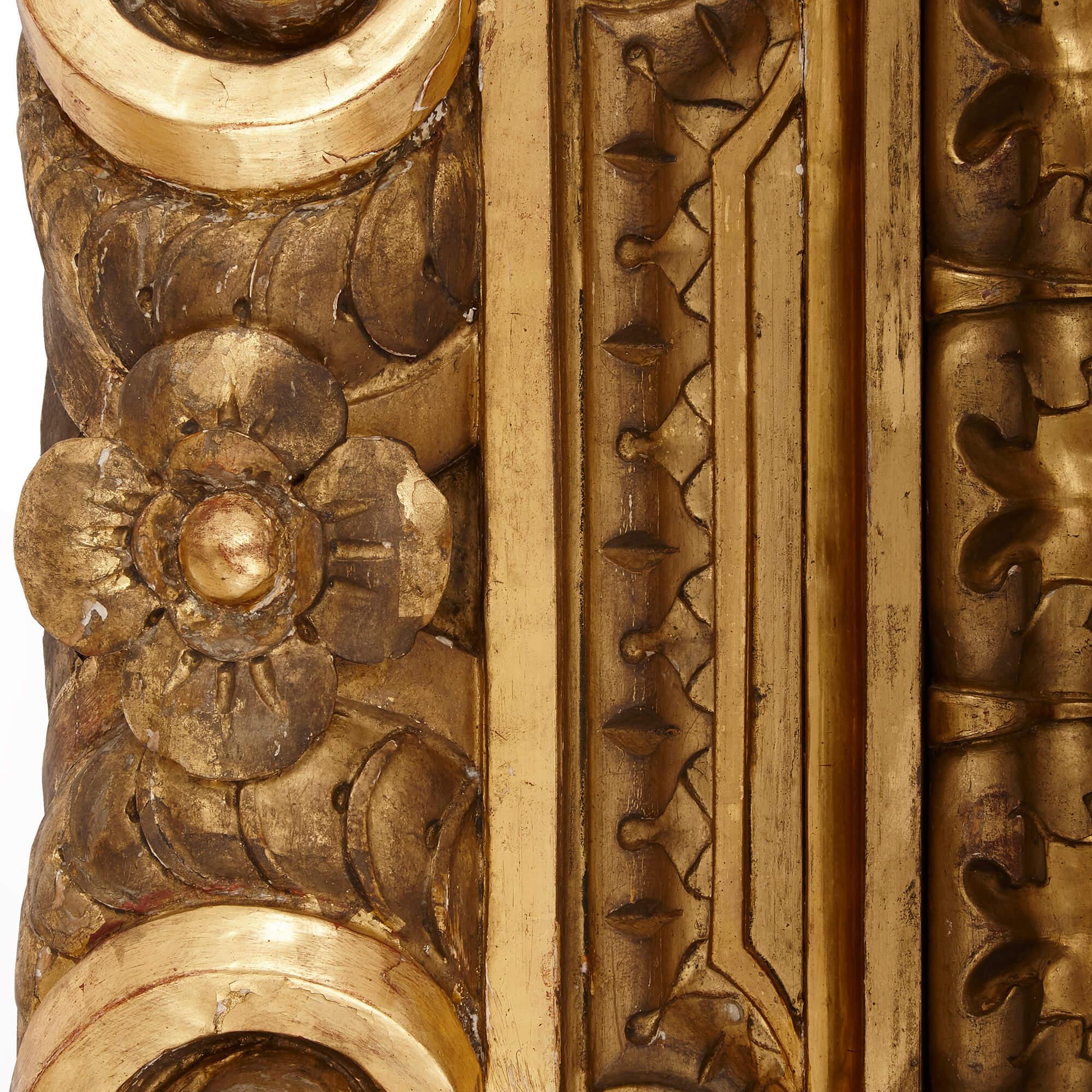 Großer italienischer vergoldeter Holzspiegel im Barockstil geschnitzt (Vergoldet) im Angebot