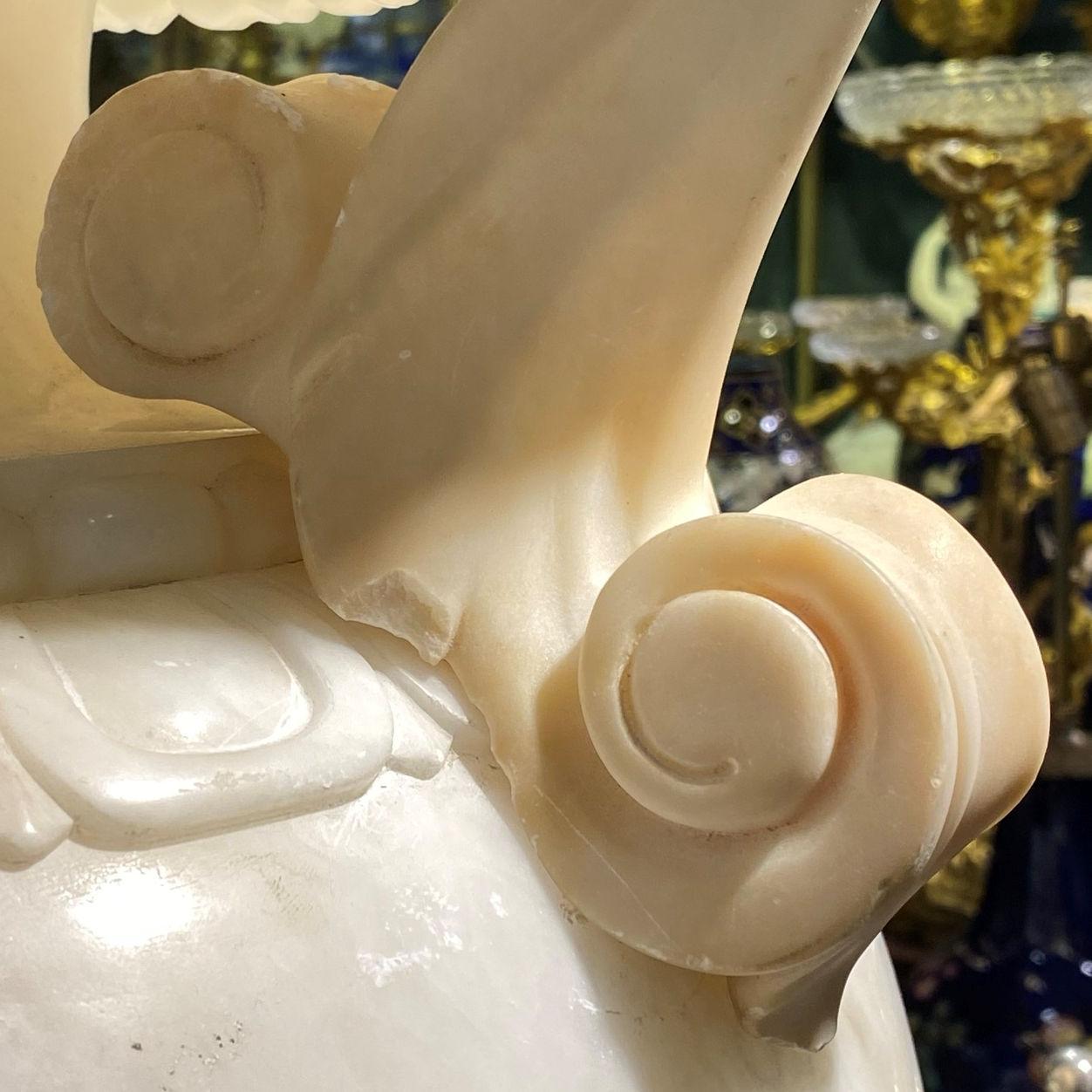Sehr große italienische Alabaster-Vase im neoklassischen Stil 5