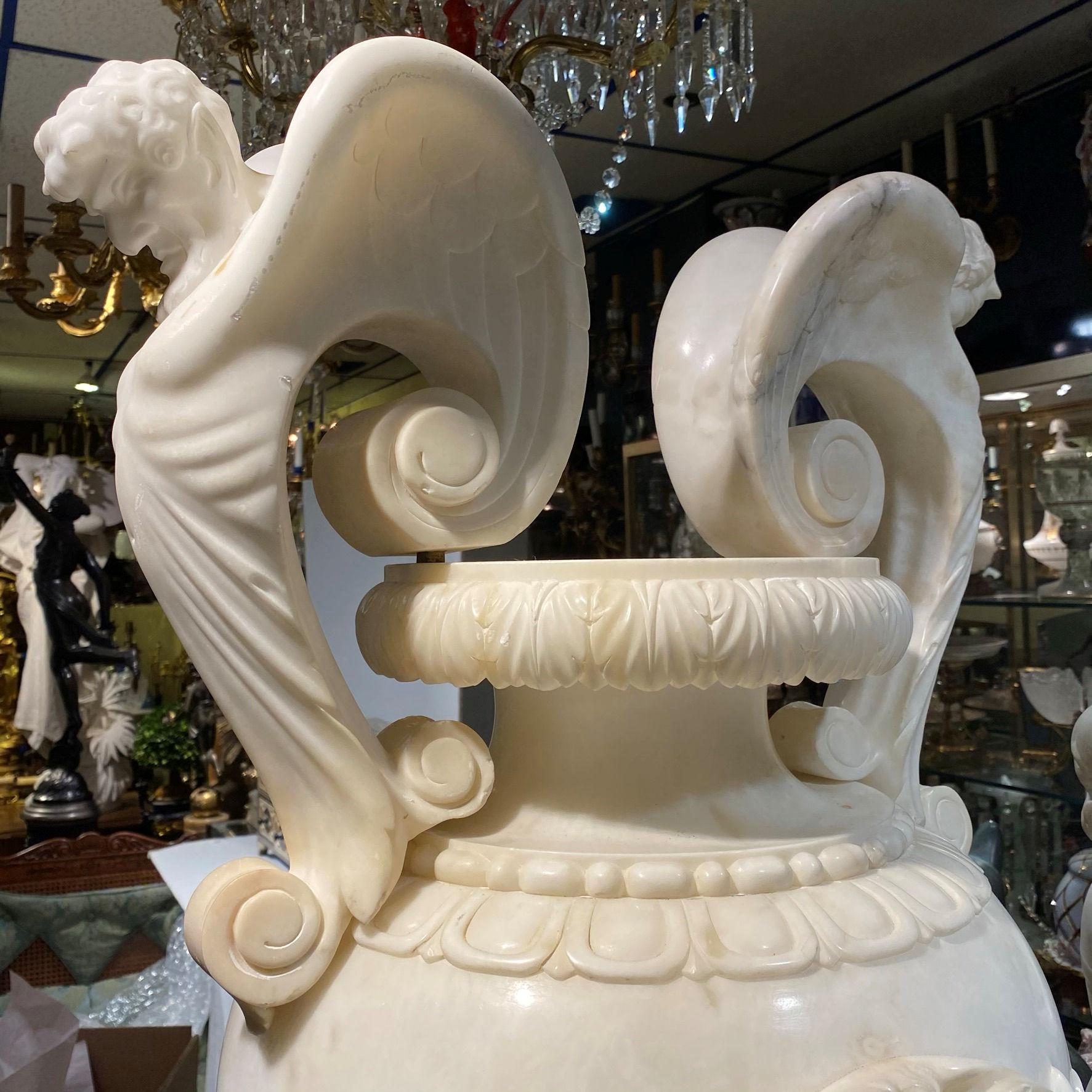 Sehr große italienische Alabaster-Vase im neoklassischen Stil 6