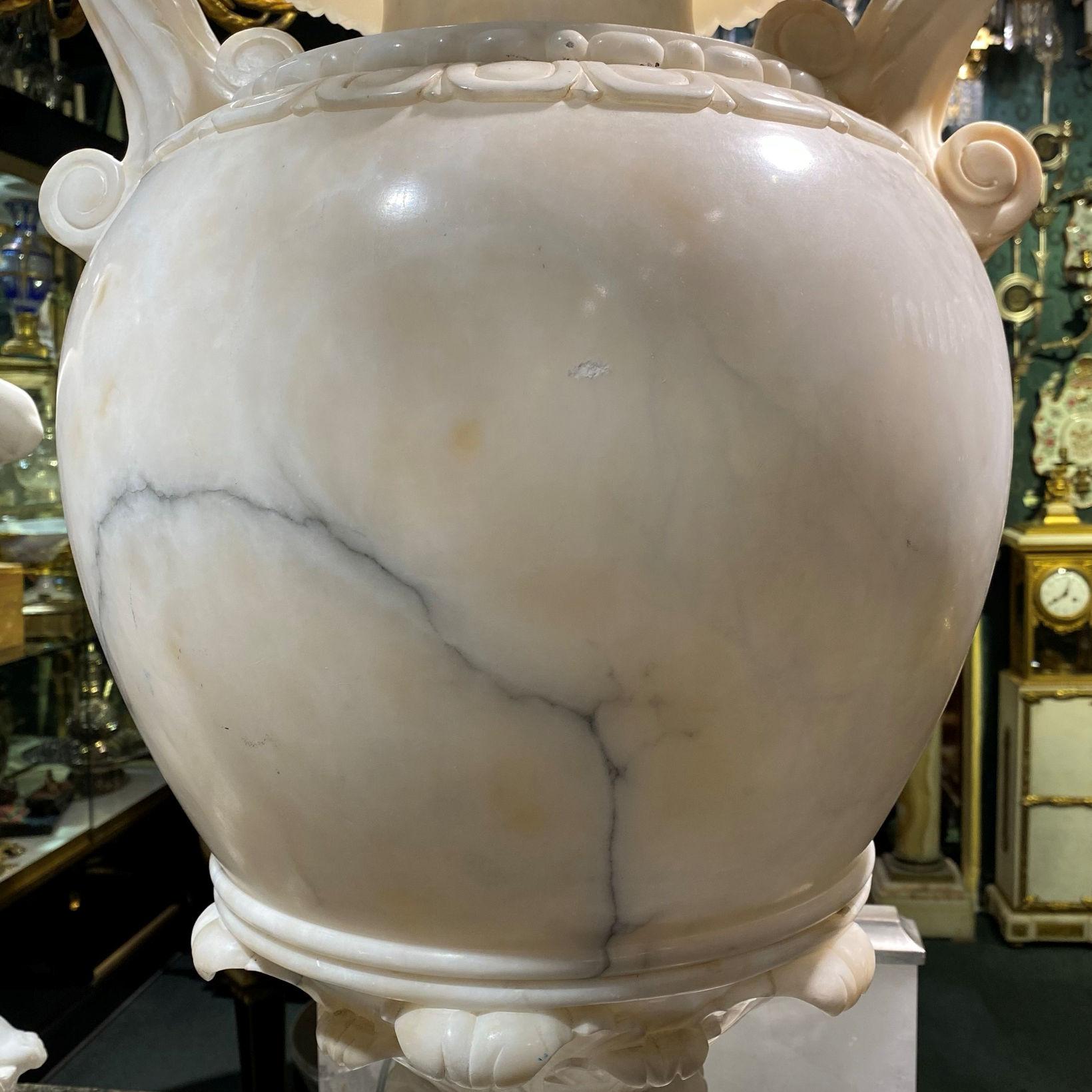Sehr große italienische Alabaster-Vase im neoklassischen Stil 7