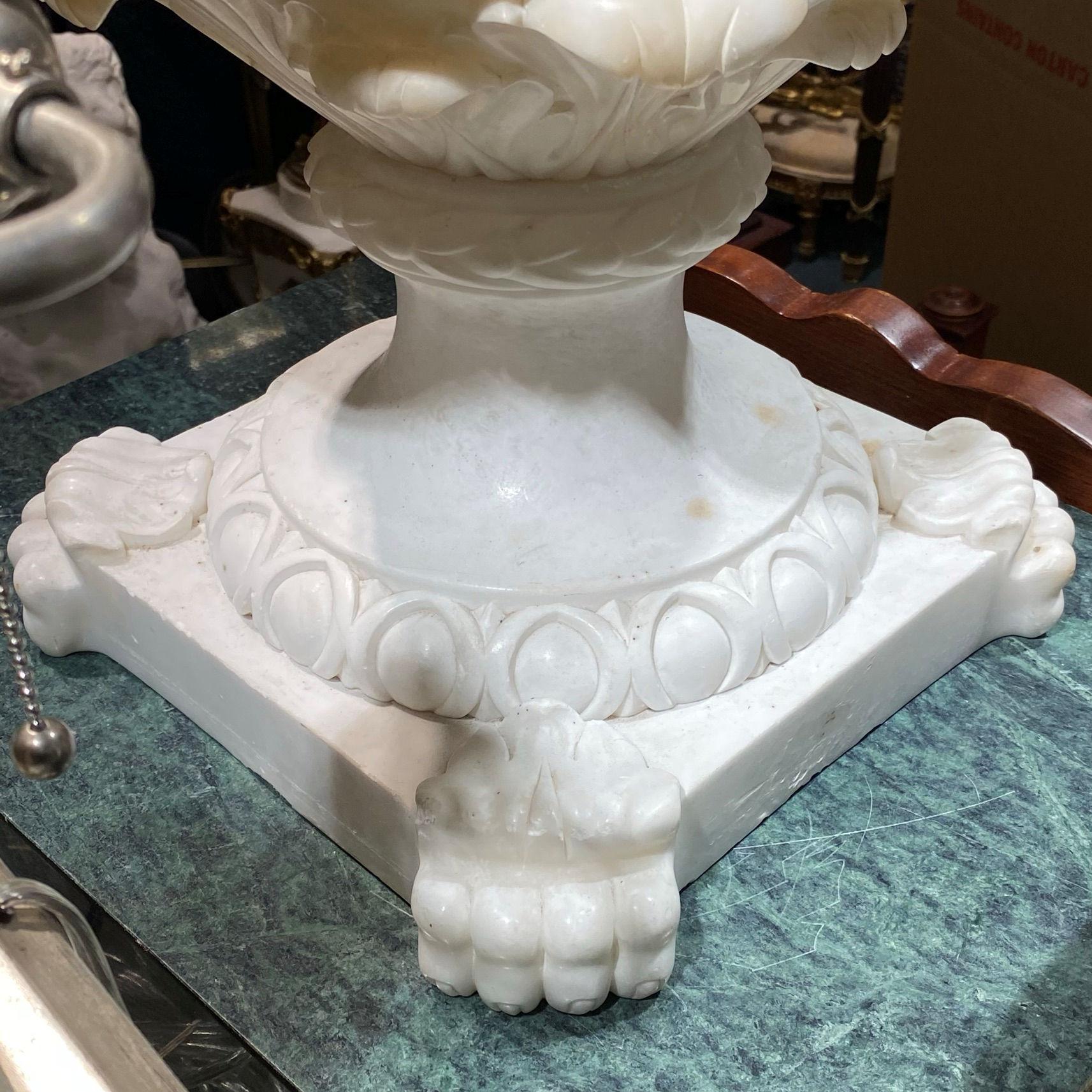 Sehr große italienische Alabaster-Vase im neoklassischen Stil 8