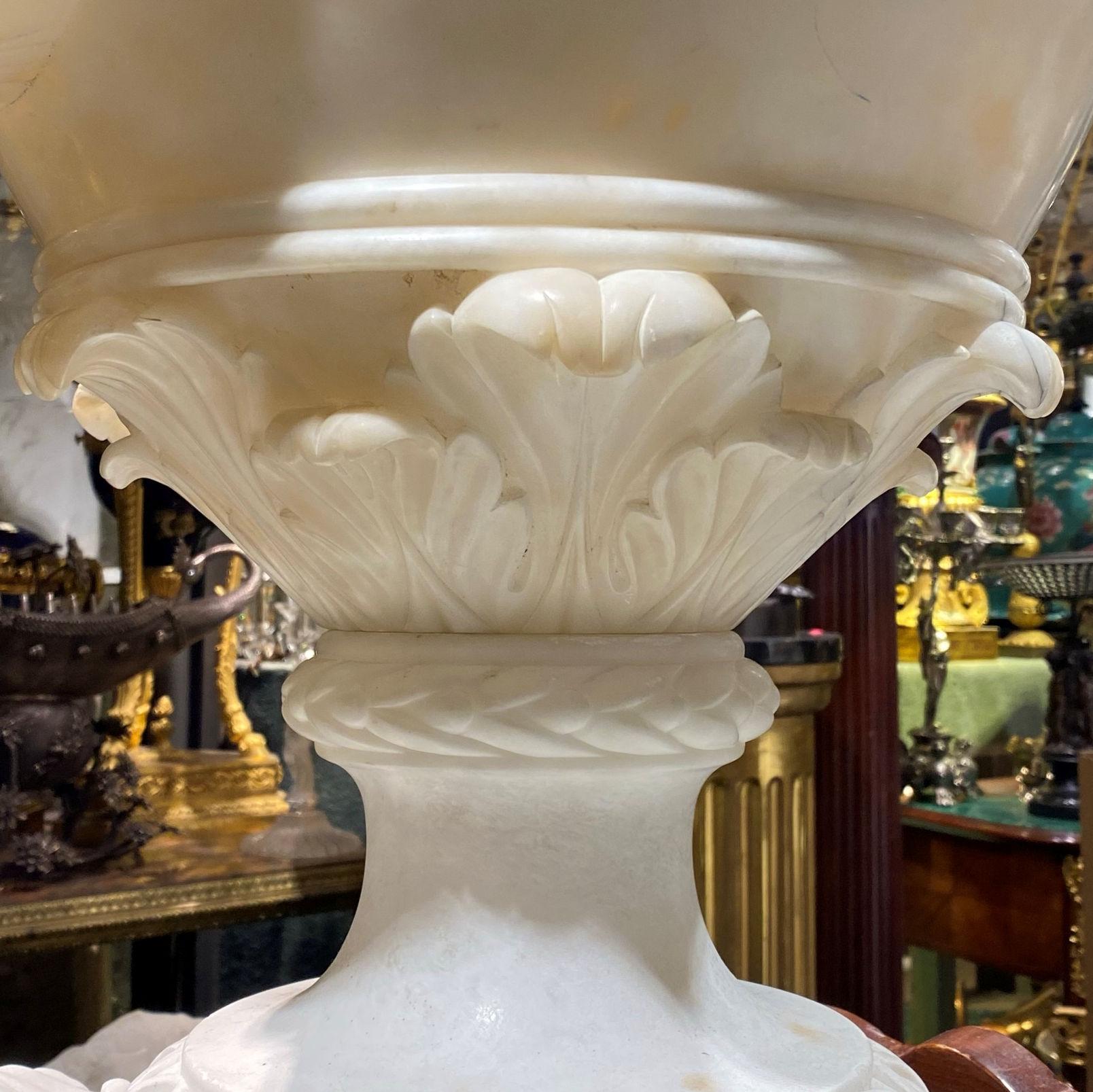 Sehr große italienische Alabaster-Vase im neoklassischen Stil 9