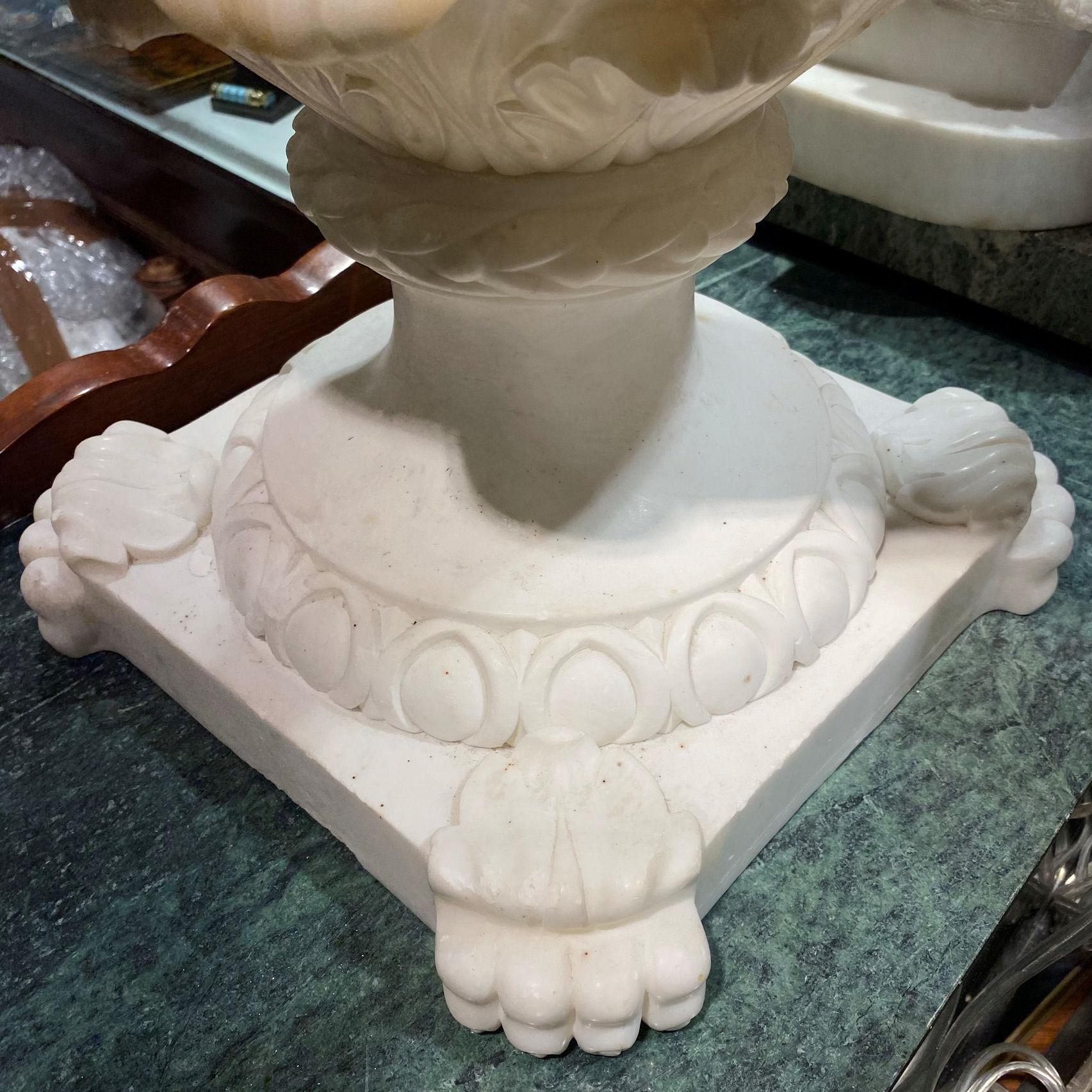 Sehr große italienische Alabaster-Vase im neoklassischen Stil 11