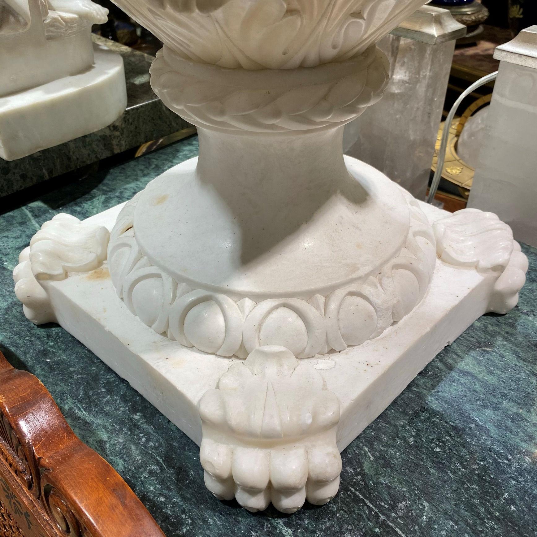Sehr große italienische Alabaster-Vase im neoklassischen Stil 12