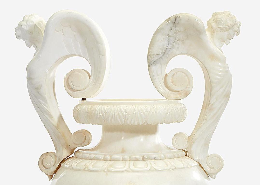 Eine sehr große italienische Vase im neoklassischen Stil mit zwei Henkeln.