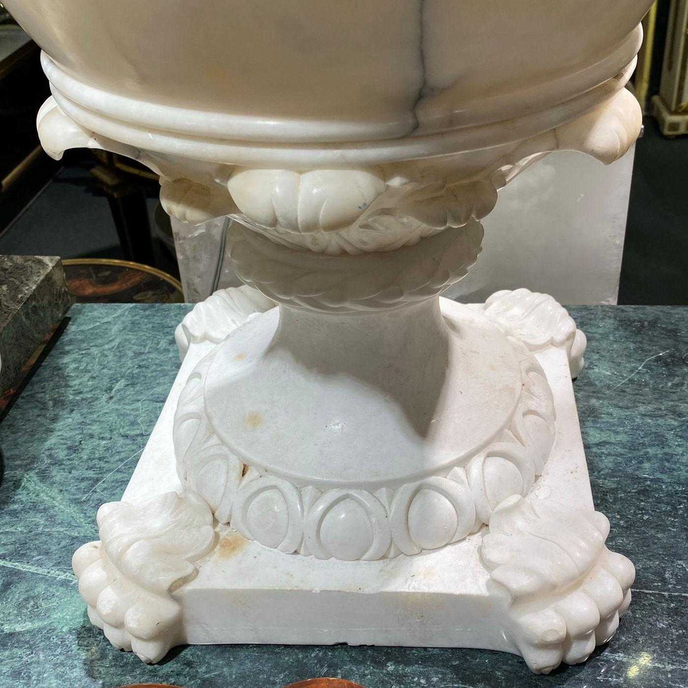 Sehr große italienische Alabaster-Vase im neoklassischen Stil 13