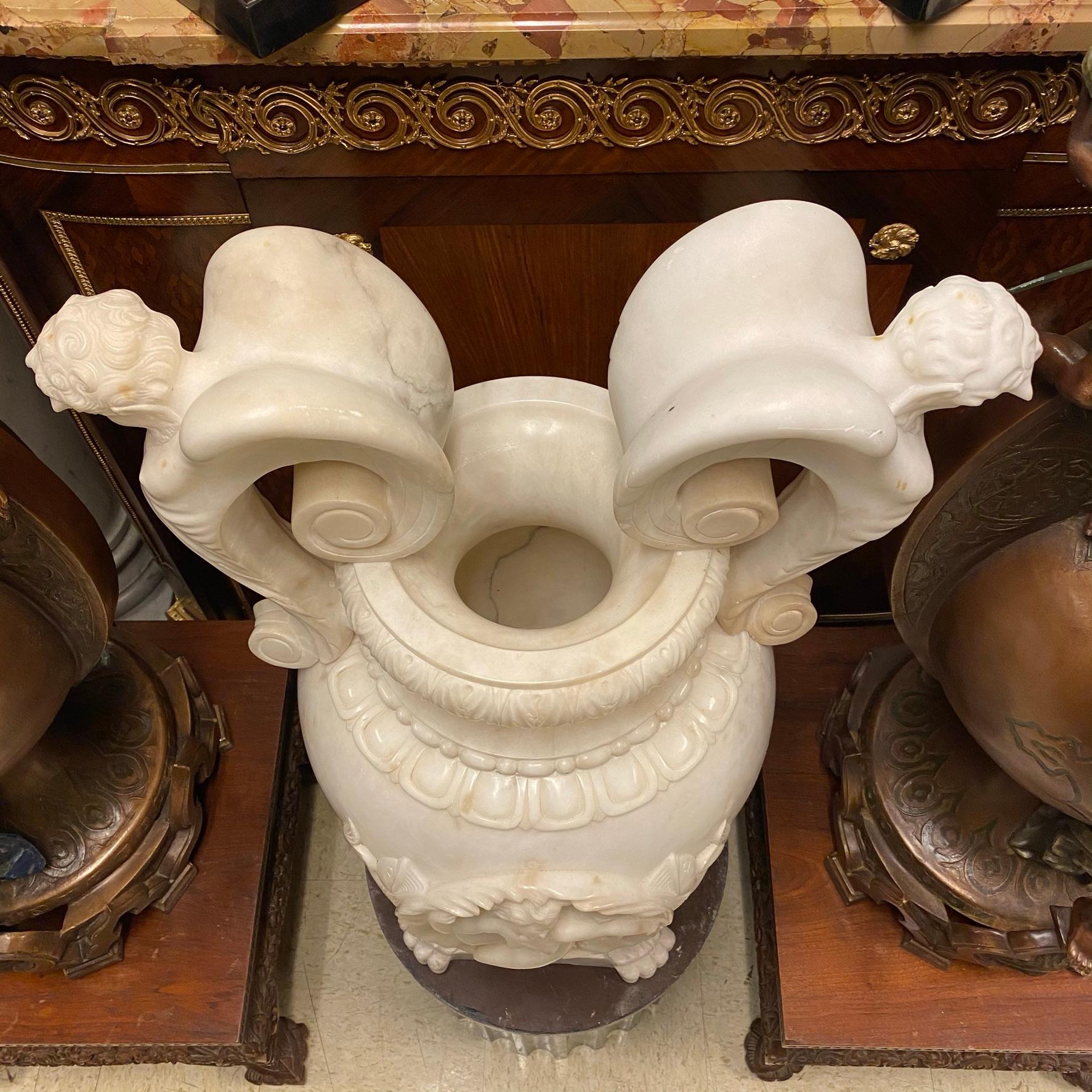 Sehr große italienische Alabaster-Vase im neoklassischen Stil (Geschnitzt)