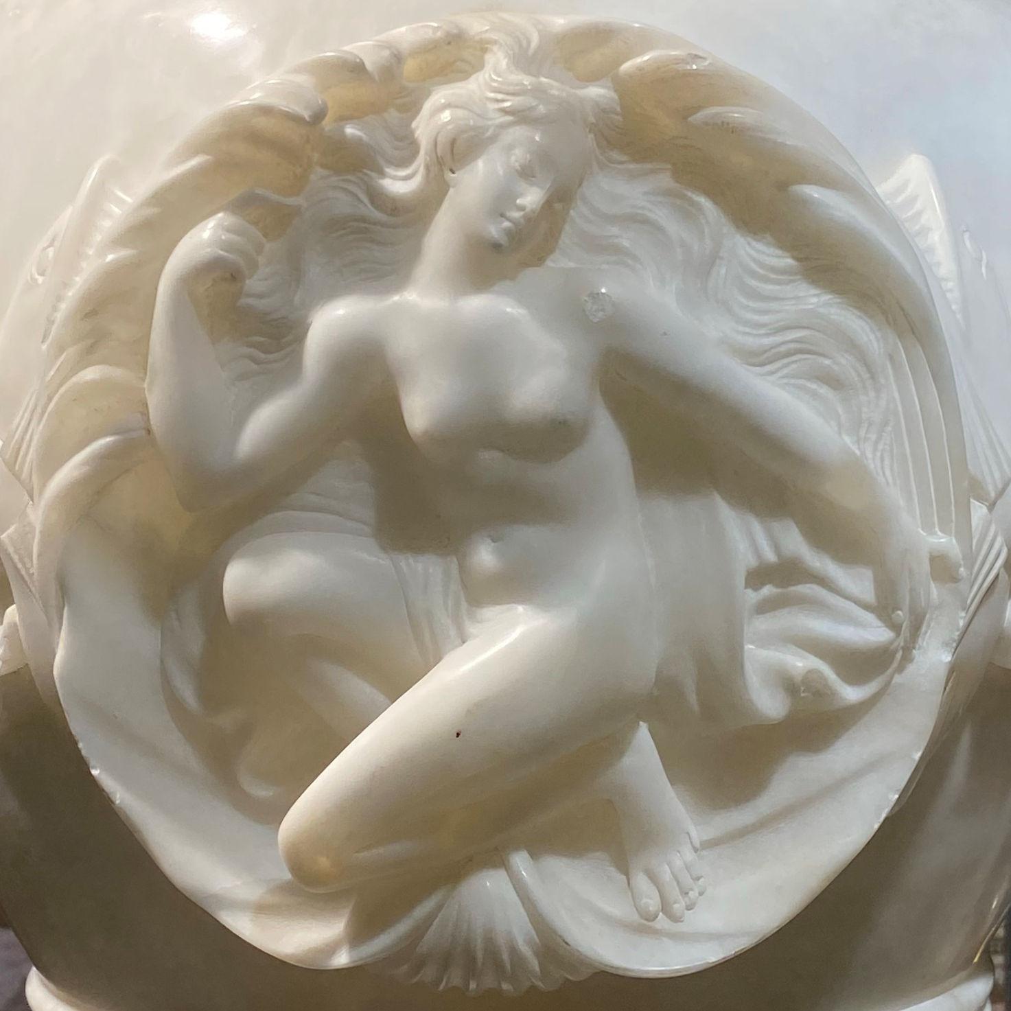 Sehr große italienische Alabaster-Vase im neoklassischen Stil im Zustand „Gut“ in New York, NY