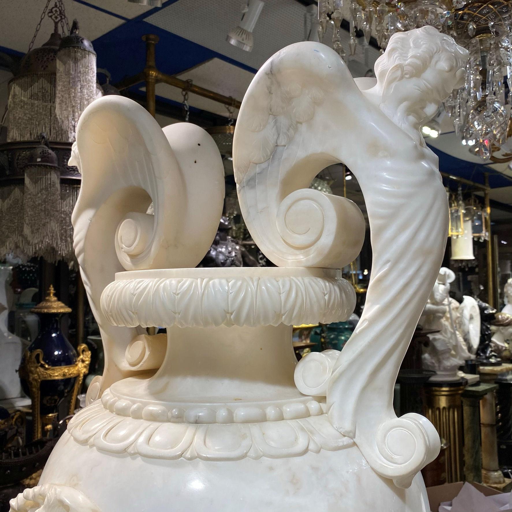 Sehr große italienische Alabaster-Vase im neoklassischen Stil 1