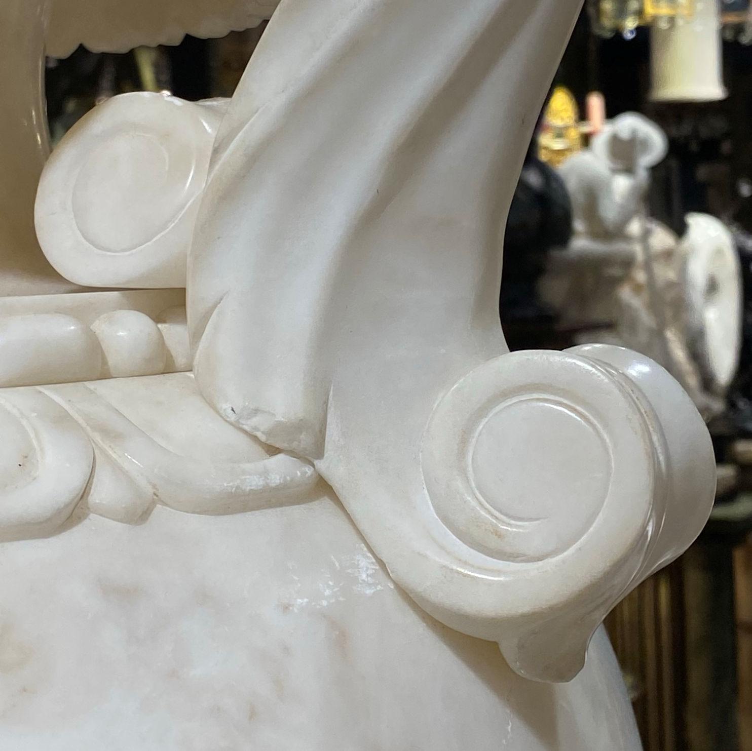 Sehr große italienische Alabaster-Vase im neoklassischen Stil 2