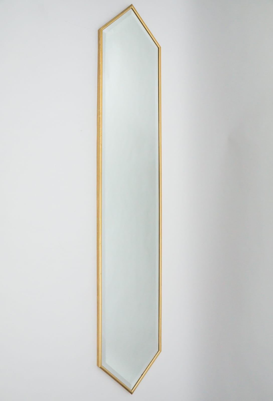 Vous proposez ici trois miroirs de taille égale, beaux et élégants, de forme onirique et d'une hauteur de 198 cm.

Les miroirs sont rectifiés, tout autour.