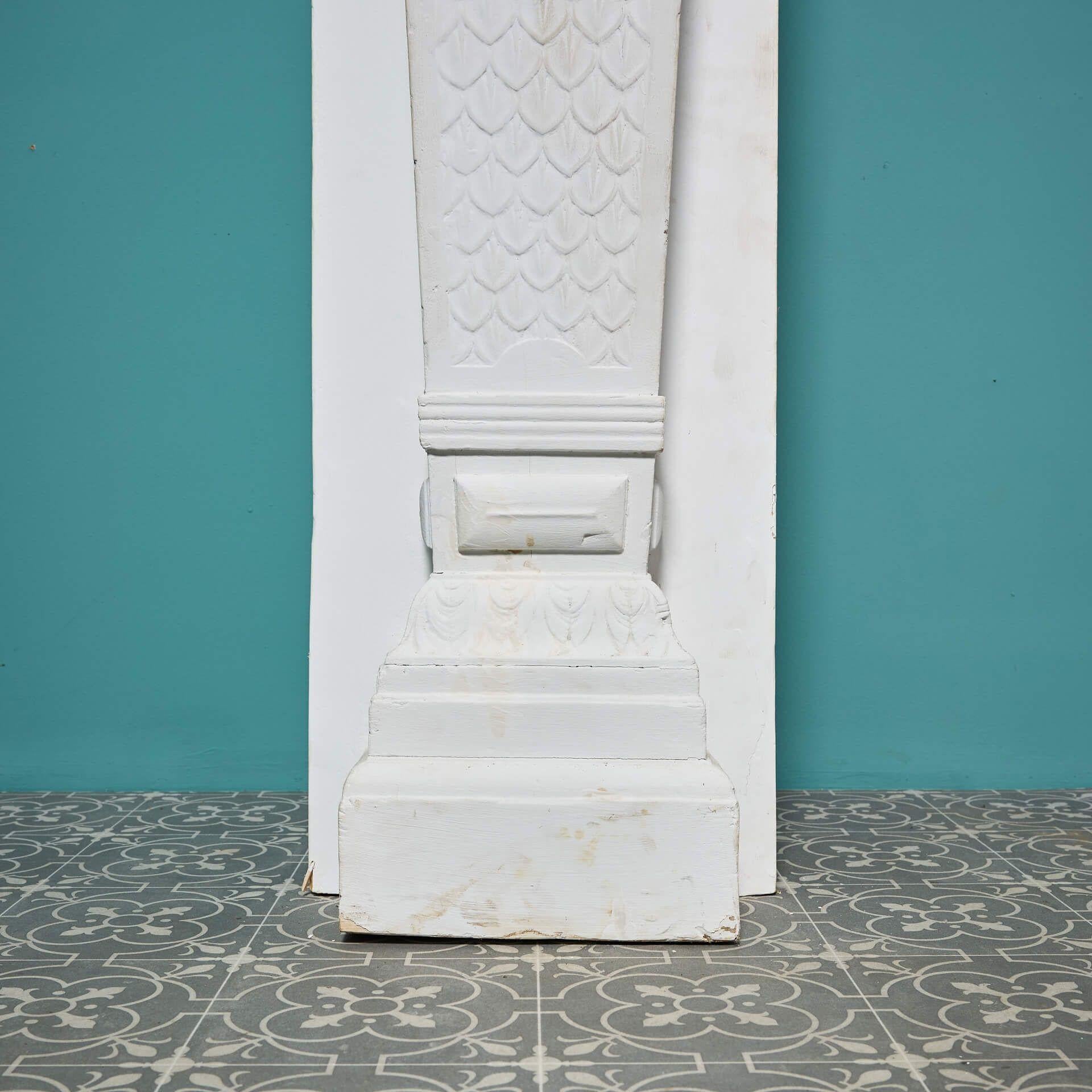 Gran repisa de chimenea inglesa de pino tallado de estilo jacobeo c.1688 en venta 1