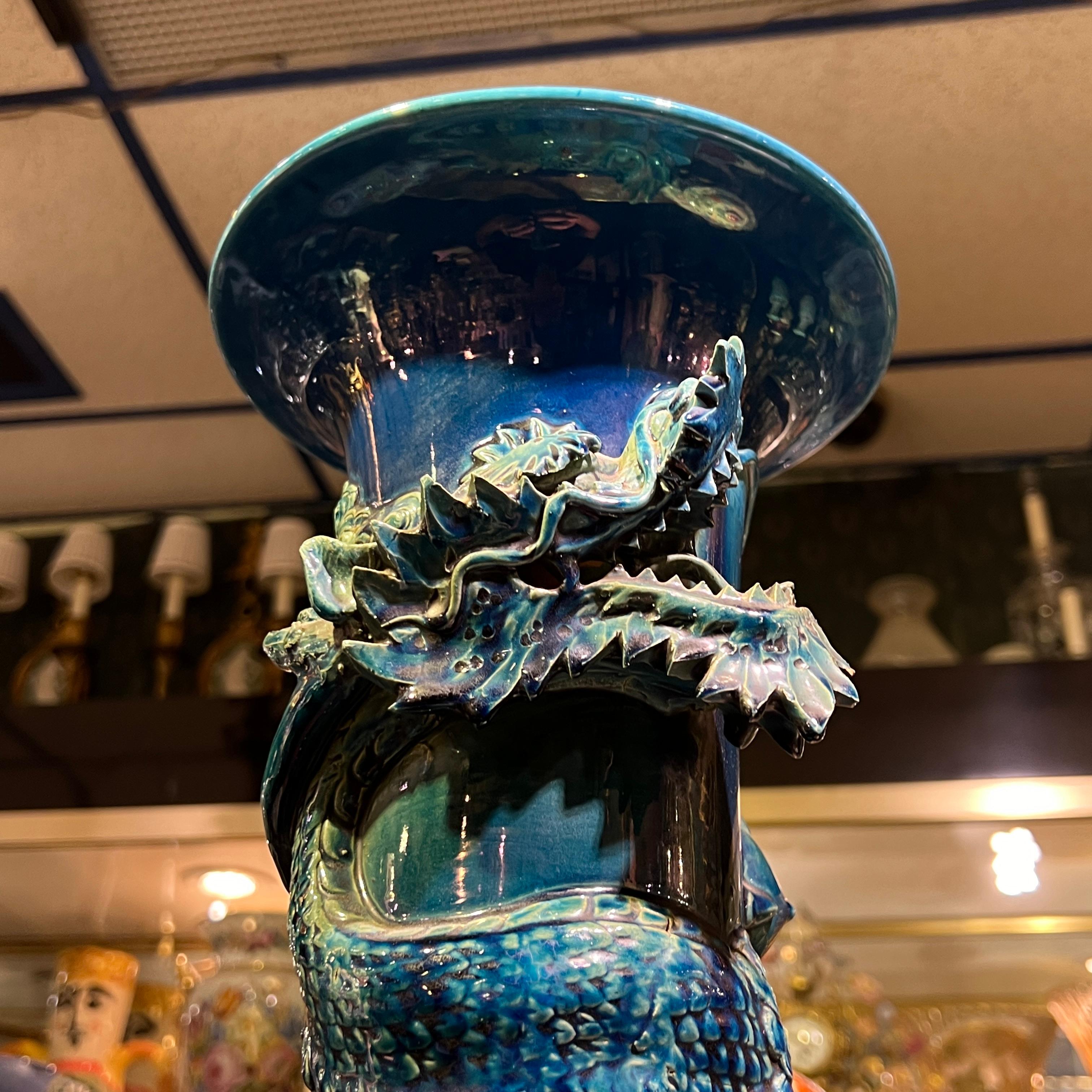 Très grand vase dragon japonais en céramique émaillée bleu flambe en vente 10
