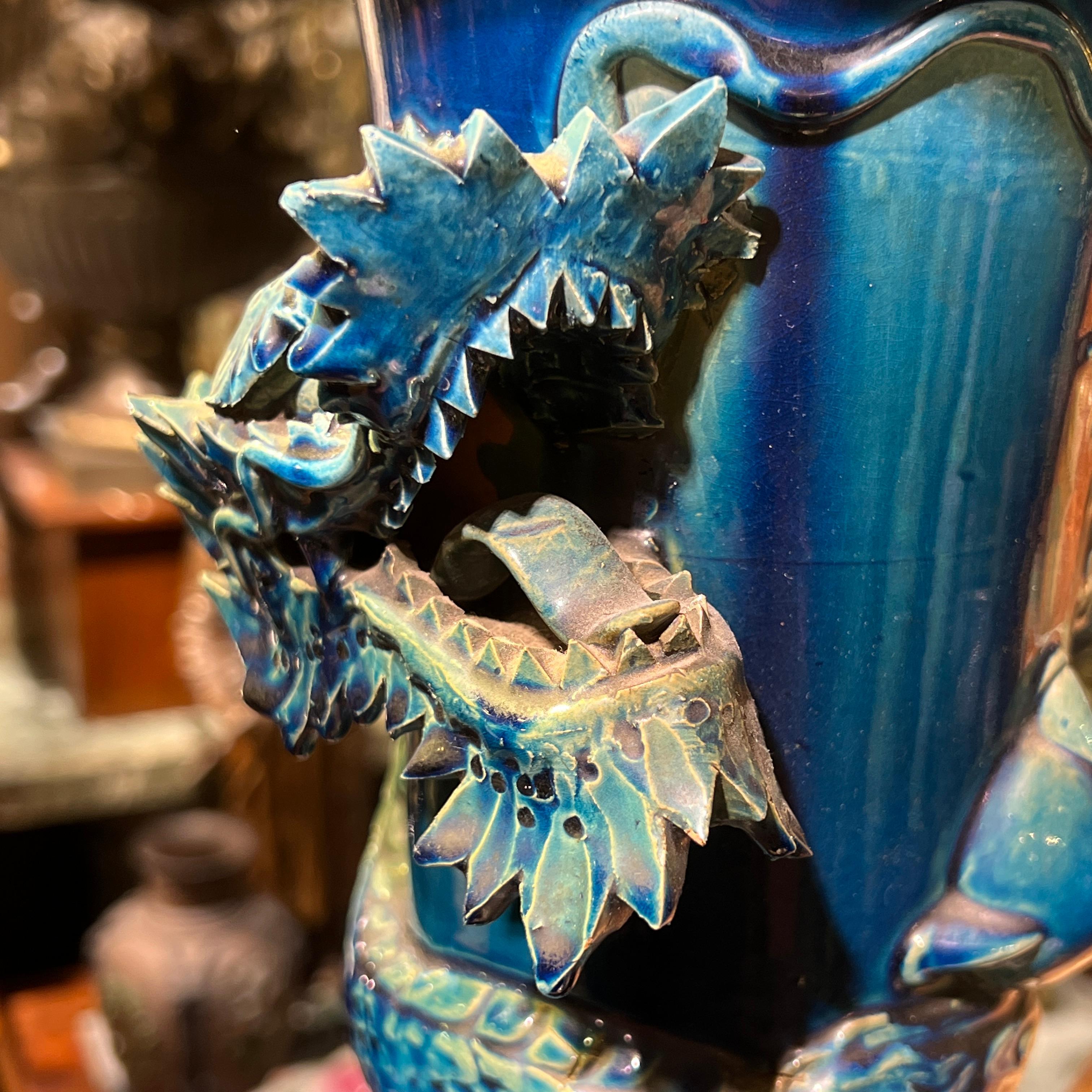 Très grand vase dragon japonais en céramique émaillée bleu flambe en vente 3