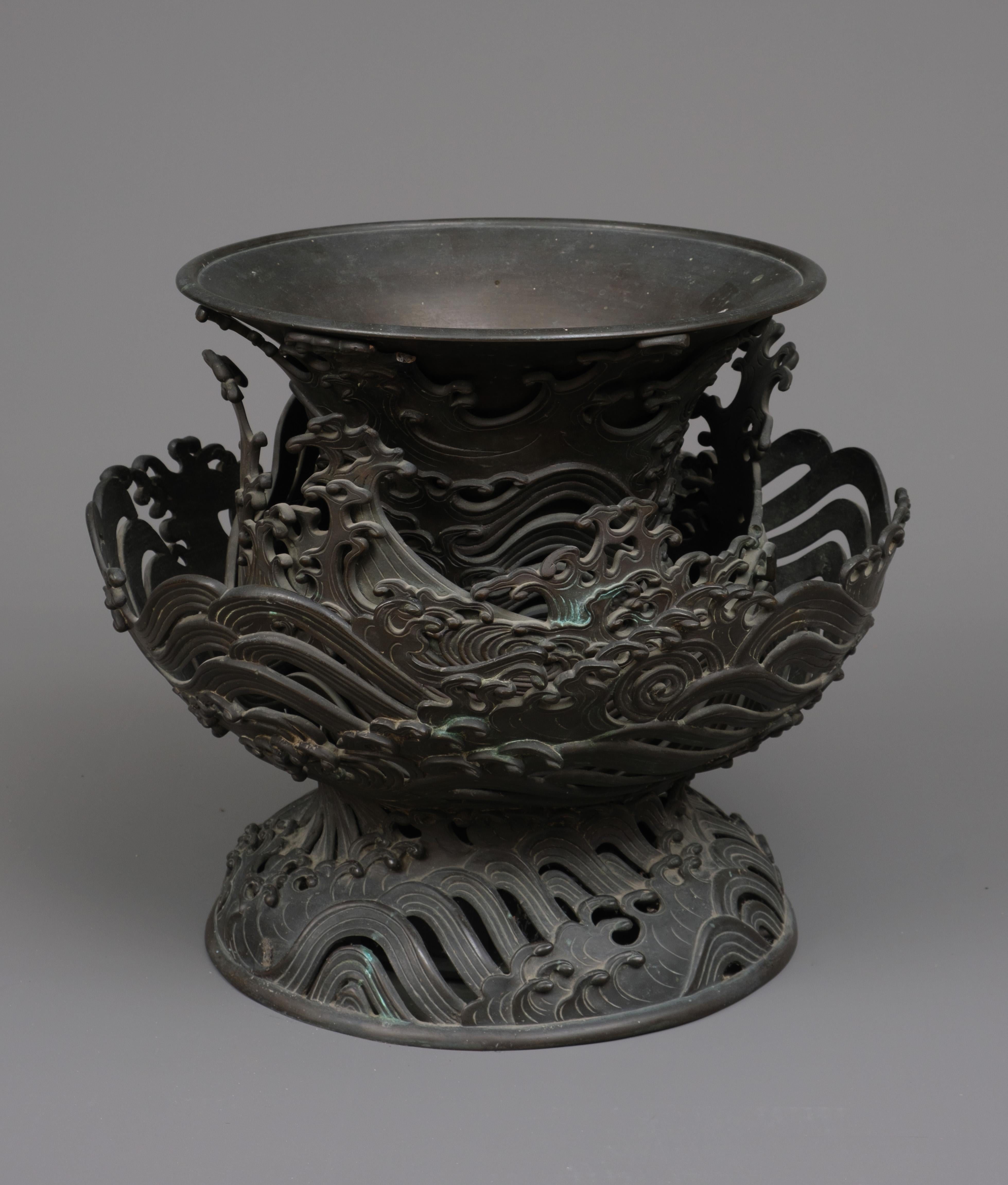 Very large Japanese bronze 4-tiered trumpet vase with intricate wave design In Good Condition For Sale In Amsterdam, NL
