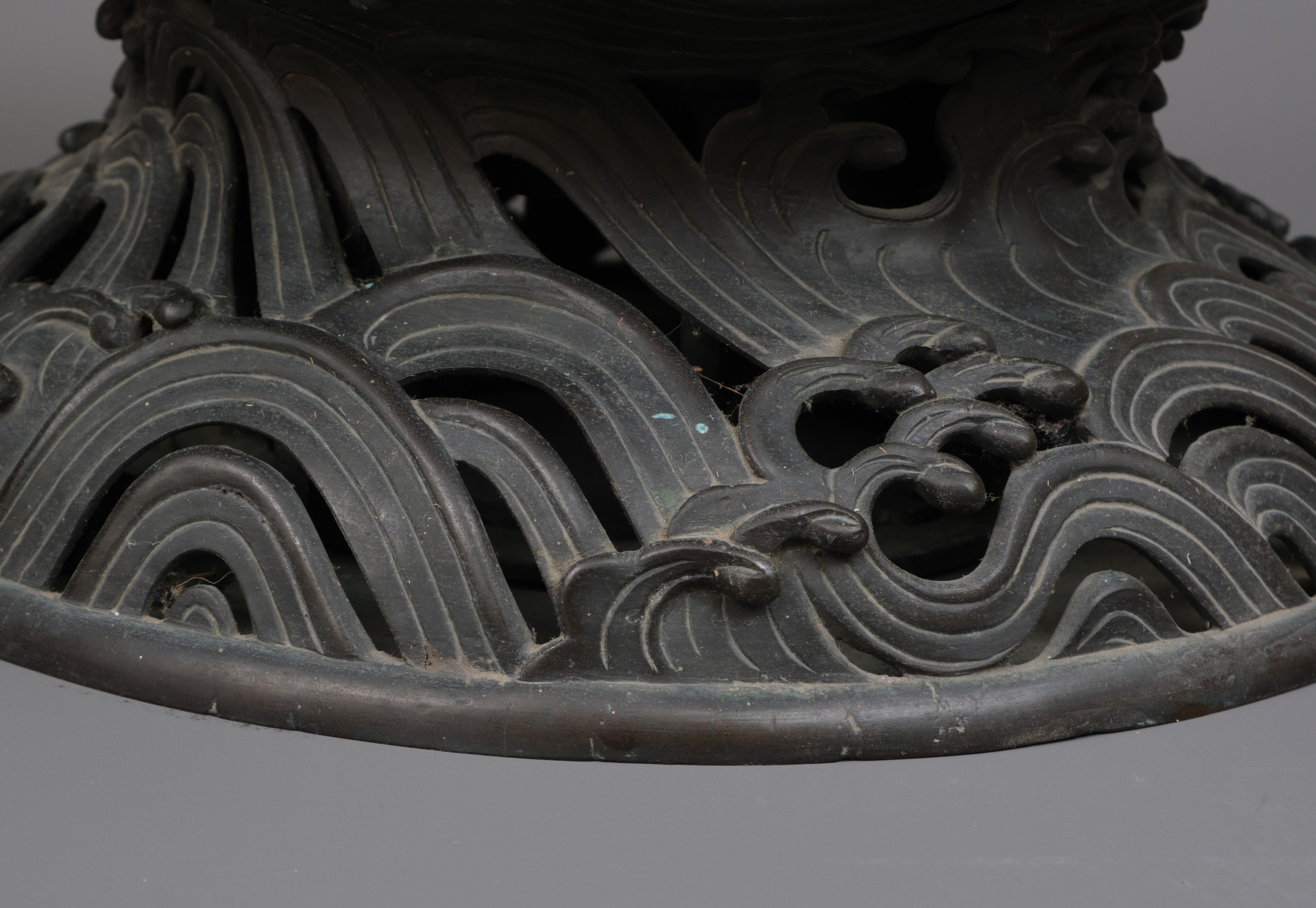 19th Century Very large Japanese bronze 4-tiered trumpet vase with intricate wave design For Sale