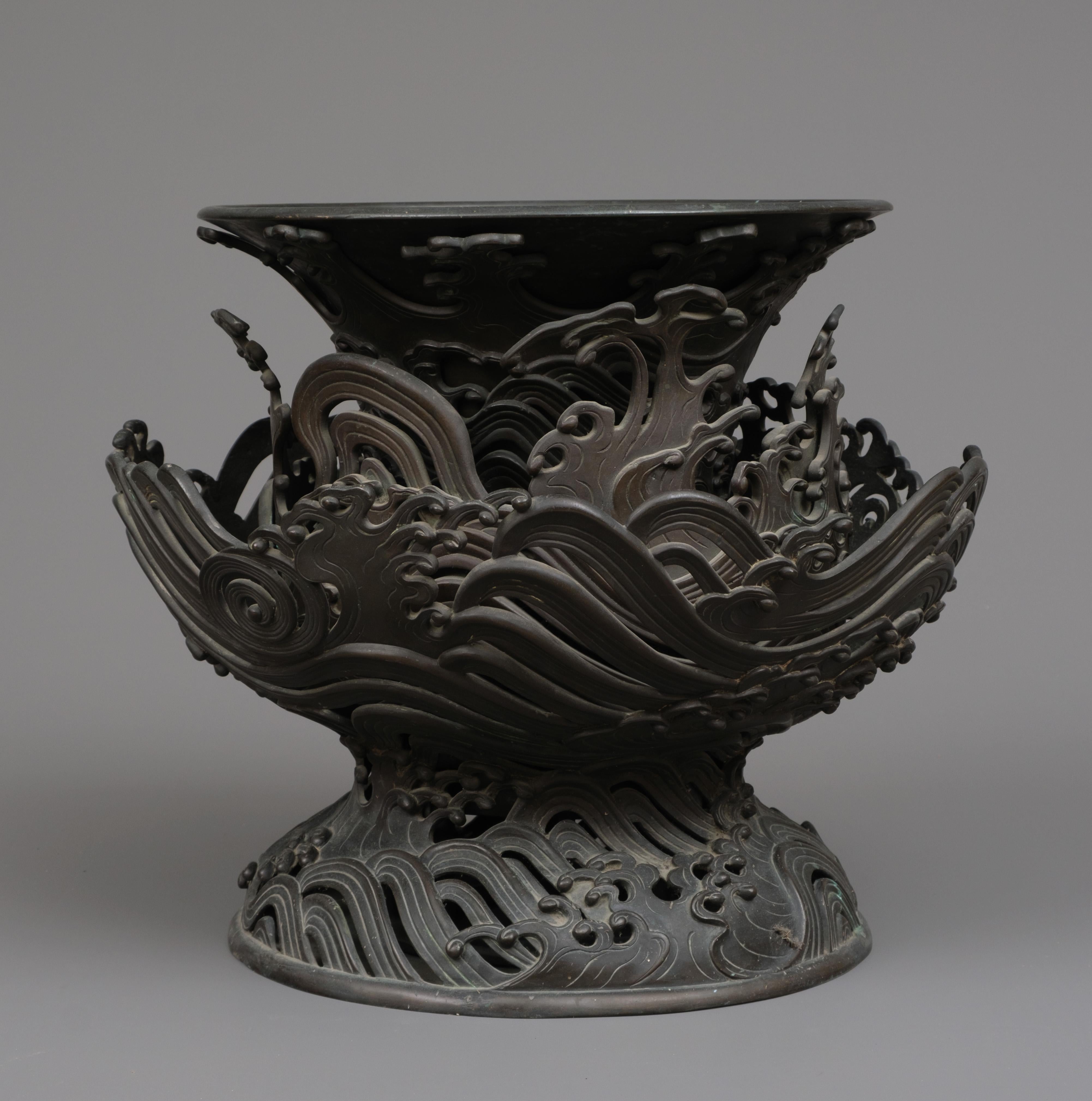 Very large Japanese bronze 4-tiered trumpet vase with intricate wave design For Sale 2