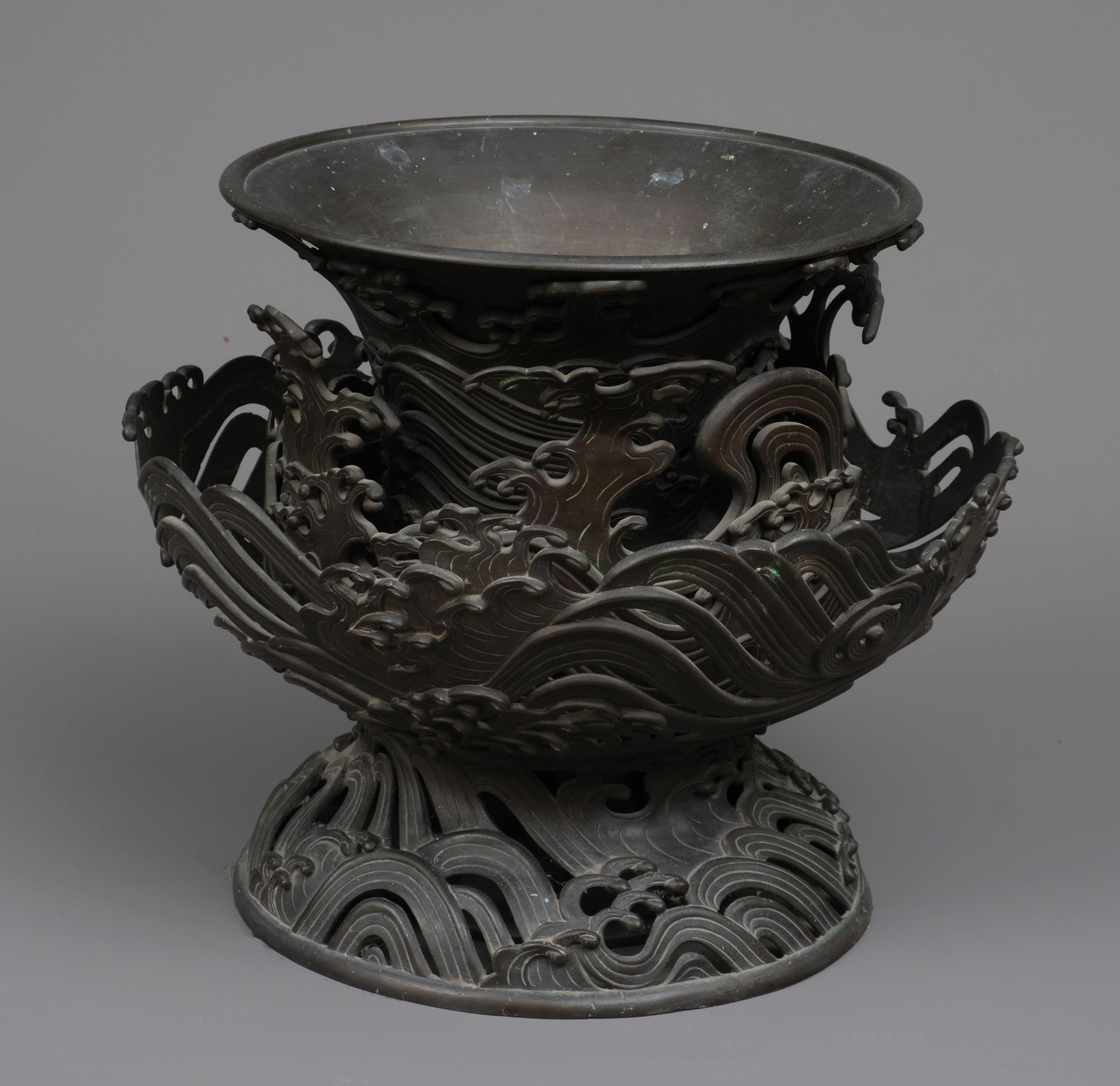 Very large Japanese bronze 4-tiered trumpet vase with intricate wave design For Sale 3