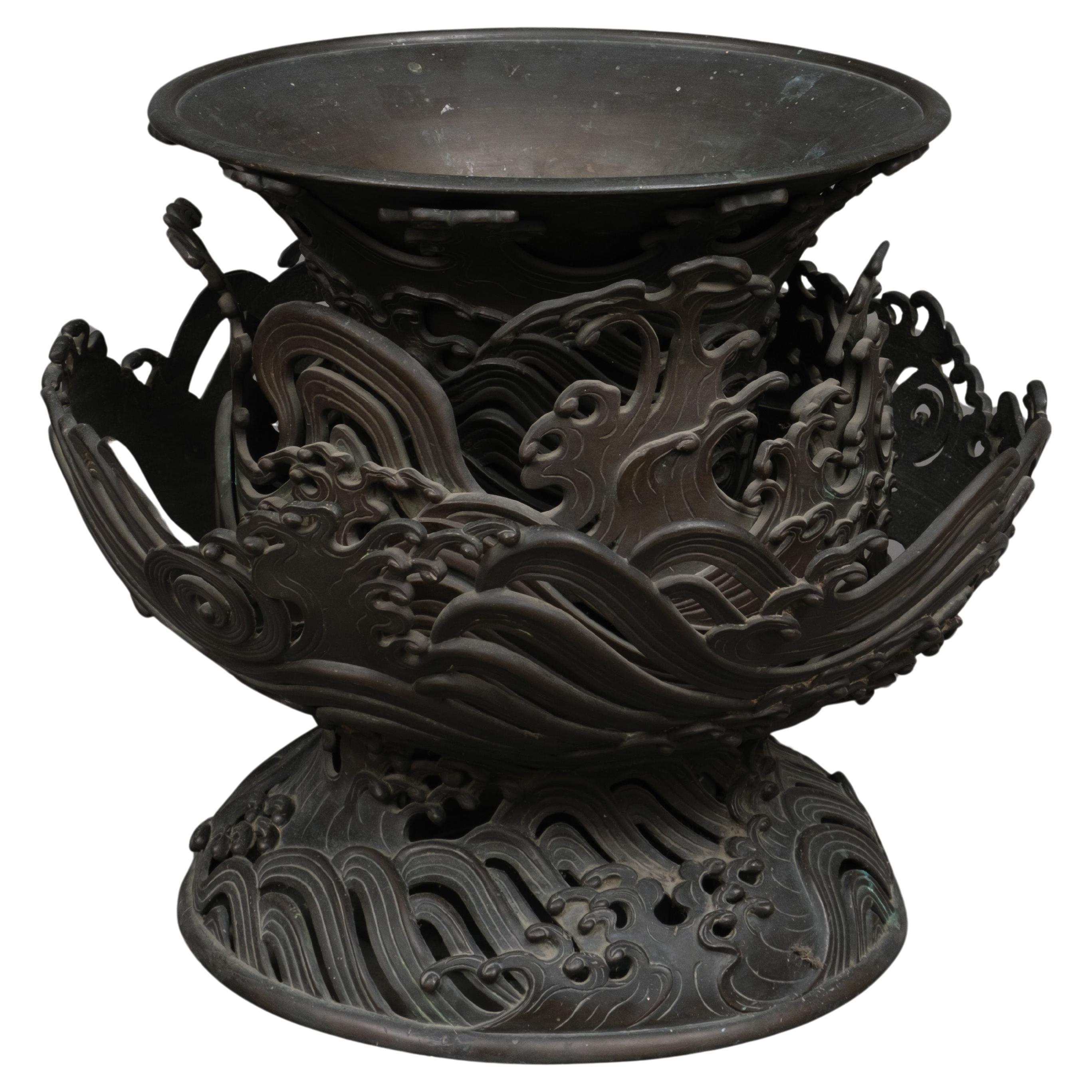 Très grand vase trompette japonais en bronze à 4 niveaux avec un motif de vagues complexe