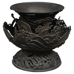 Très grand vase trompette japonais en bronze à 4 niveaux avec un motif de vagues complexe
