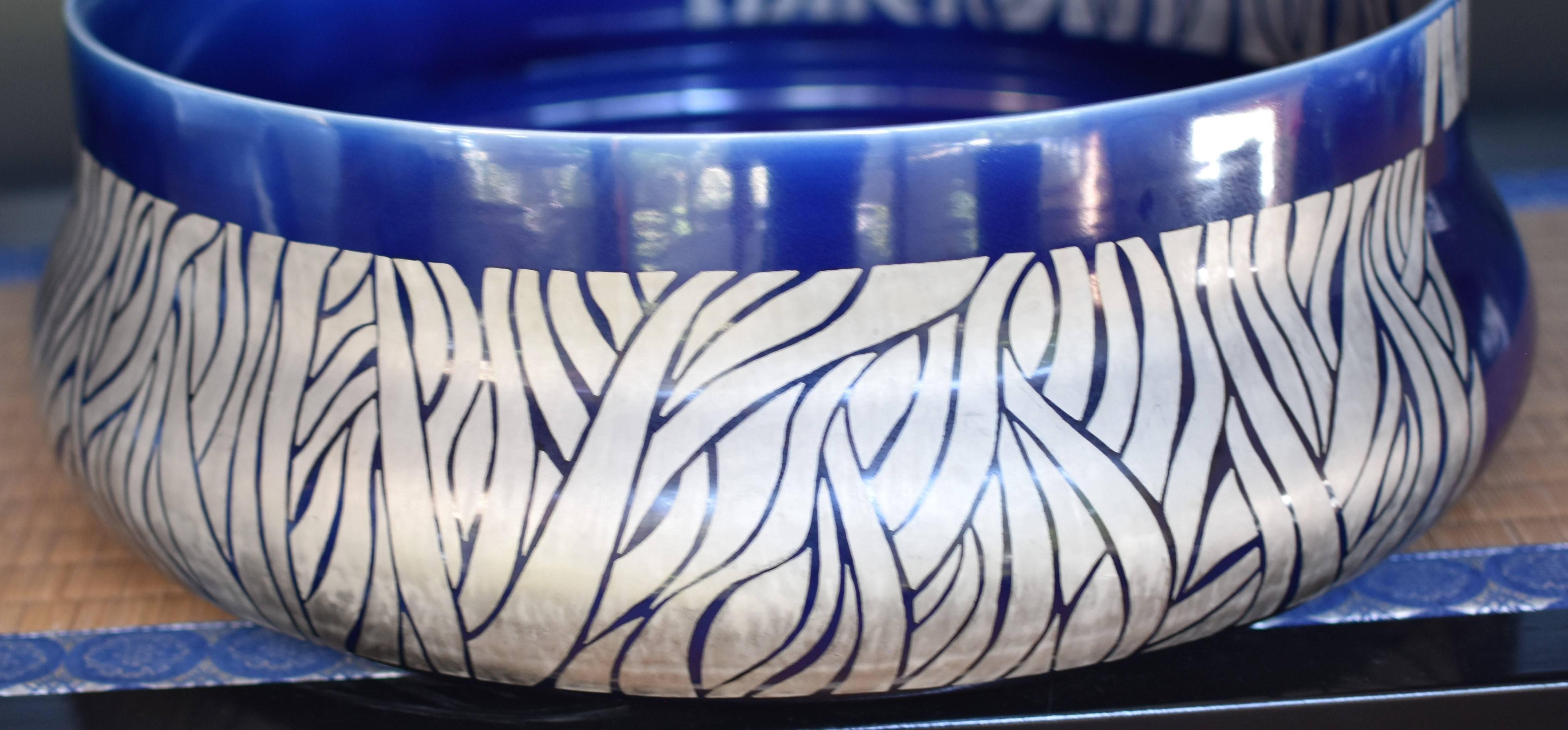 Japanese Blue Platinum Porcelain Vase by Master Artist, 2 In New Condition For Sale In Takarazuka, JP