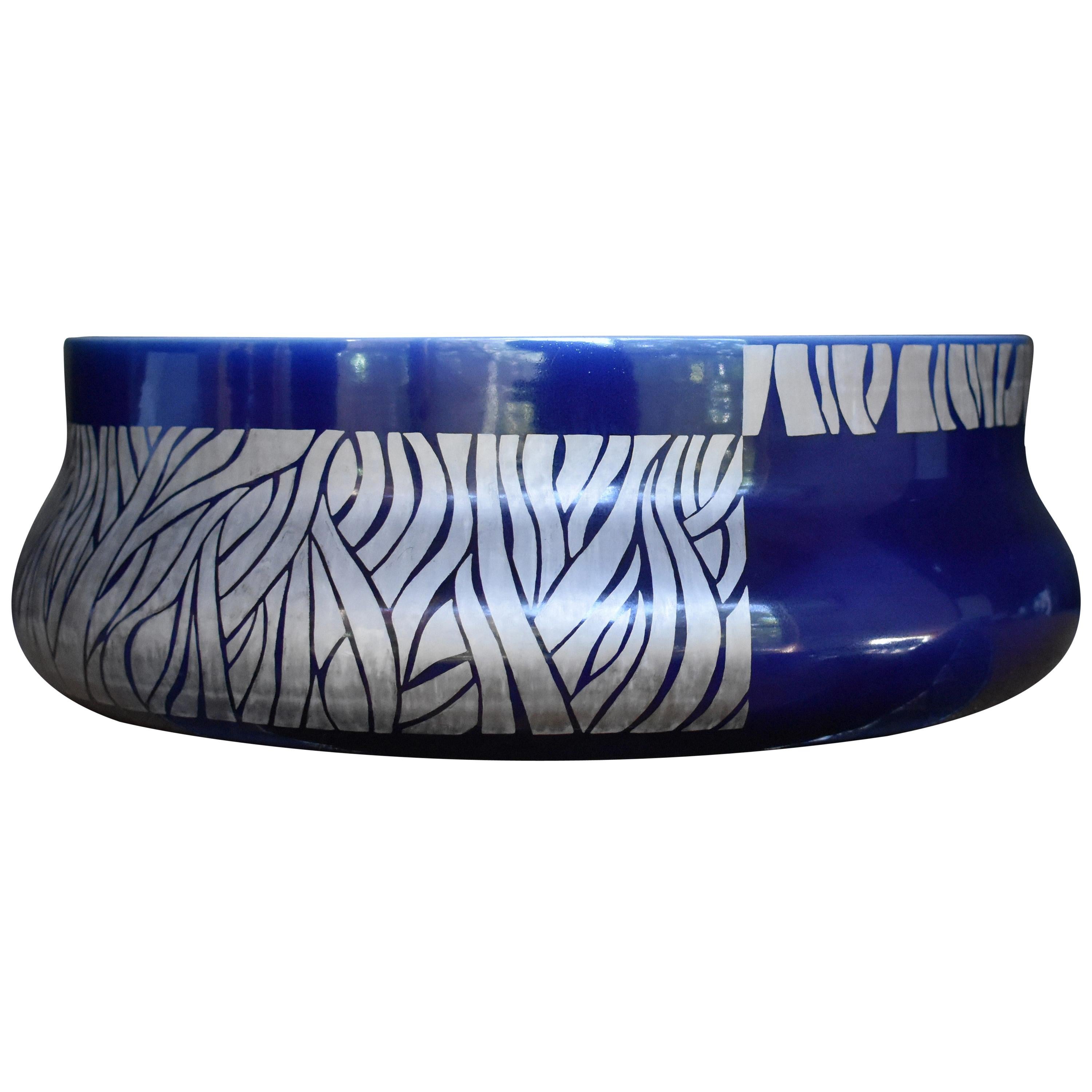 Grand bol en porcelaine bleue japonaise en platine par un maître artiste
