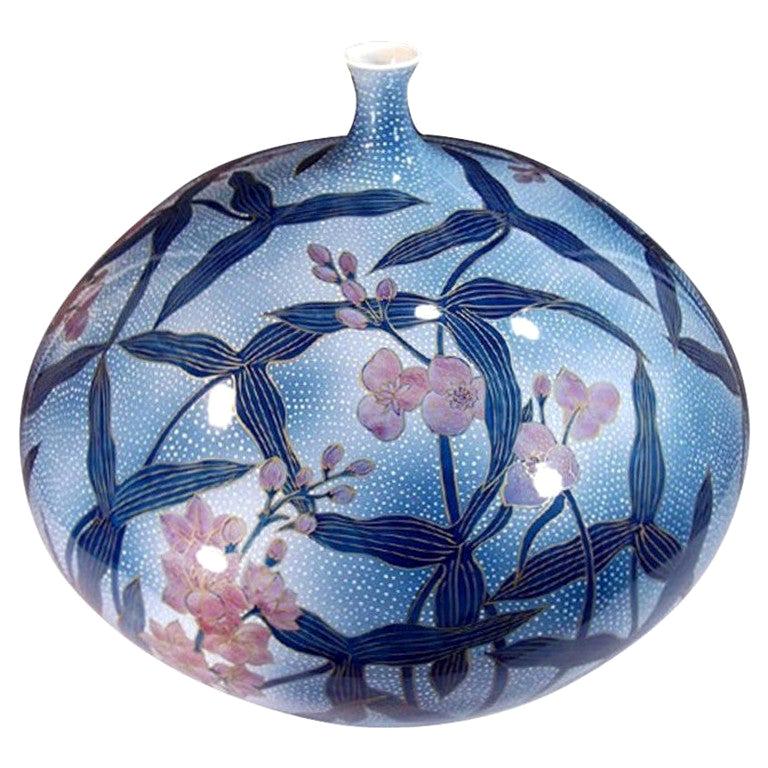 Vase en porcelaine bleu et rose peint à la main par un maître artiste contemporain japonais