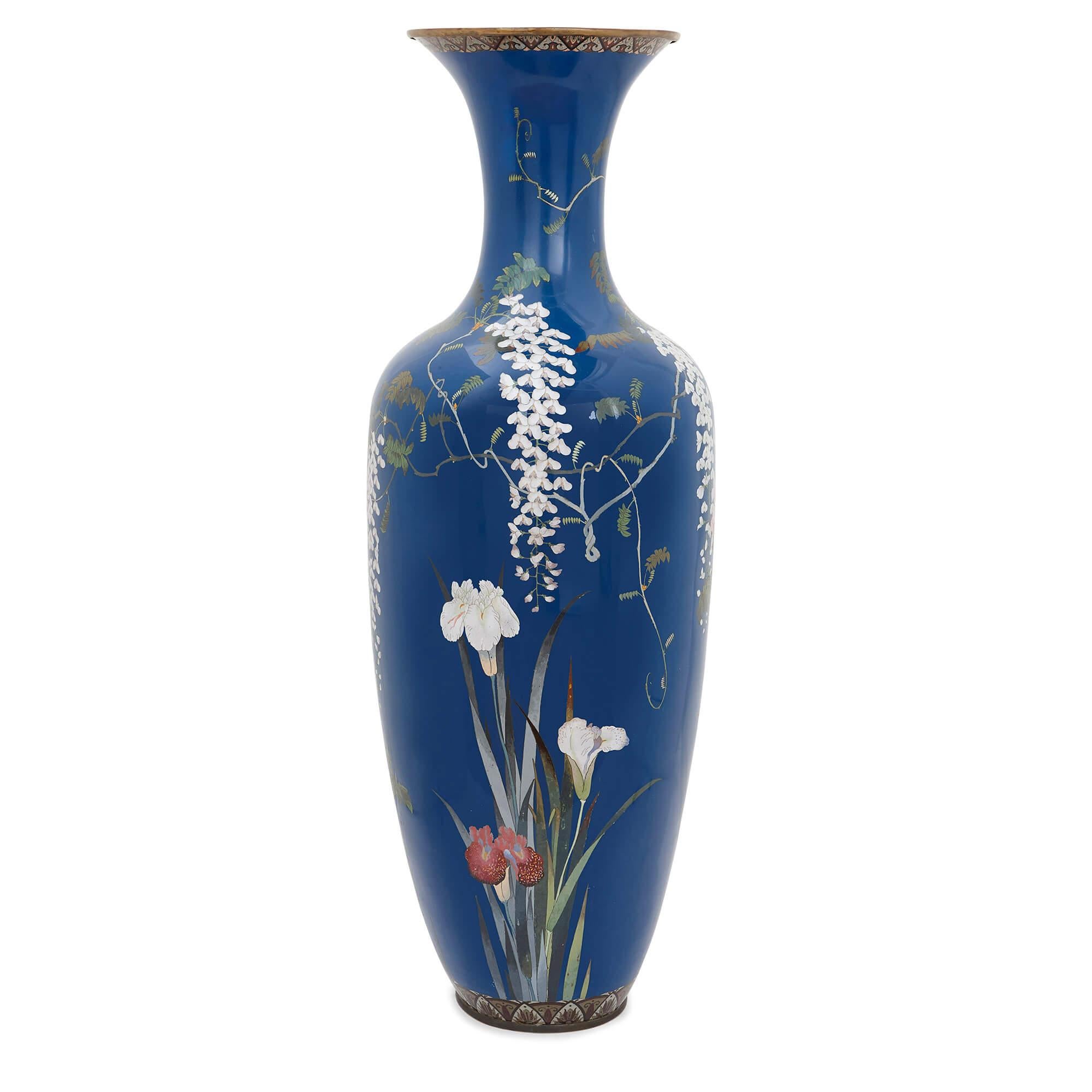 Diese atemberaubende Vase aus der Meiji-Zeit ist ein wunderbares Beispiel für die Qualität der Handwerkskunst in der japanischen Meiji-Zeit Ende des 19. Jahrhunderts. Die Meiji-Ära ist berühmt dafür, dass sie die Zeit war, in der Japan begann, offen
