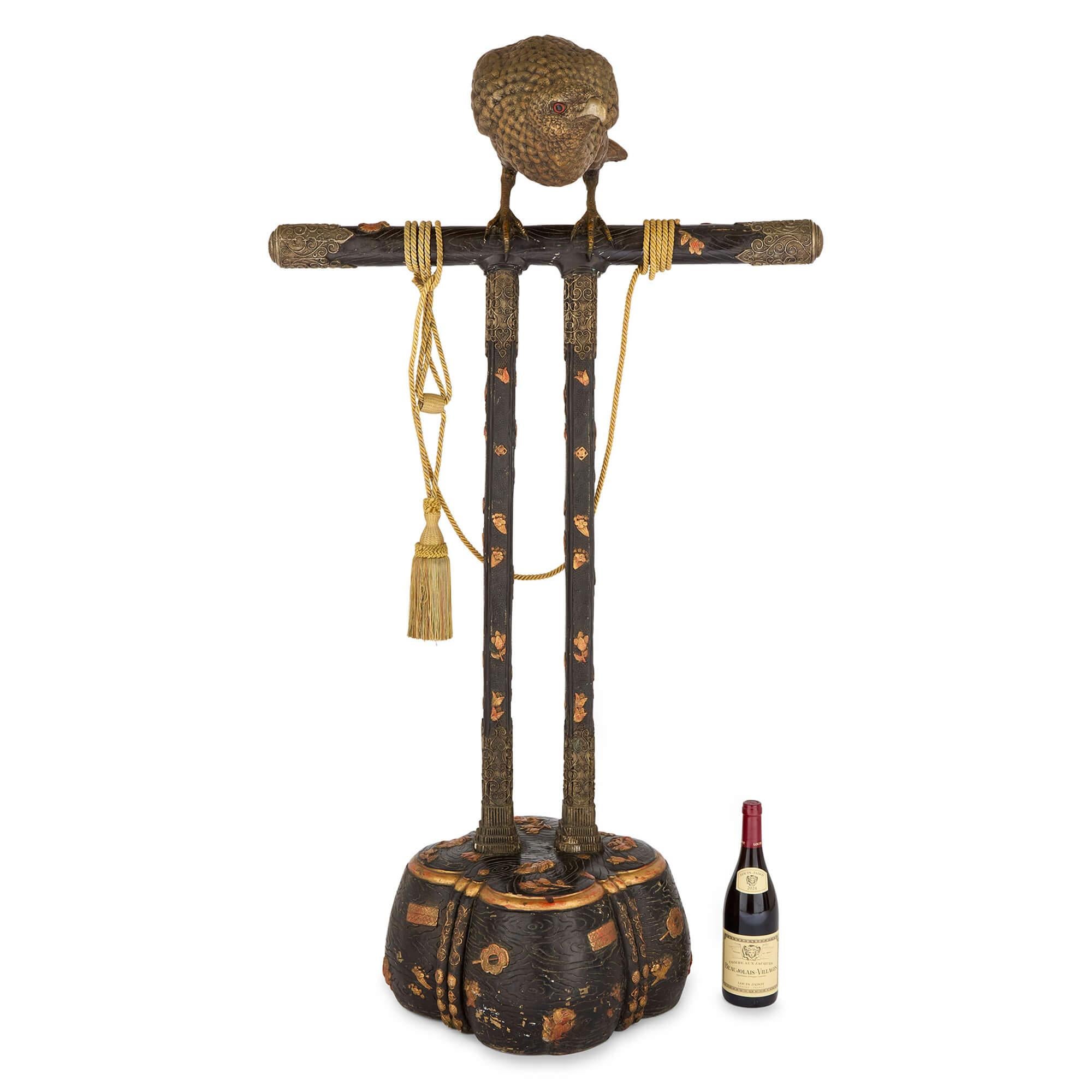 Scultura in bronzo patinato giapponese di grandi dimensioni con uccello falco in vendita 2