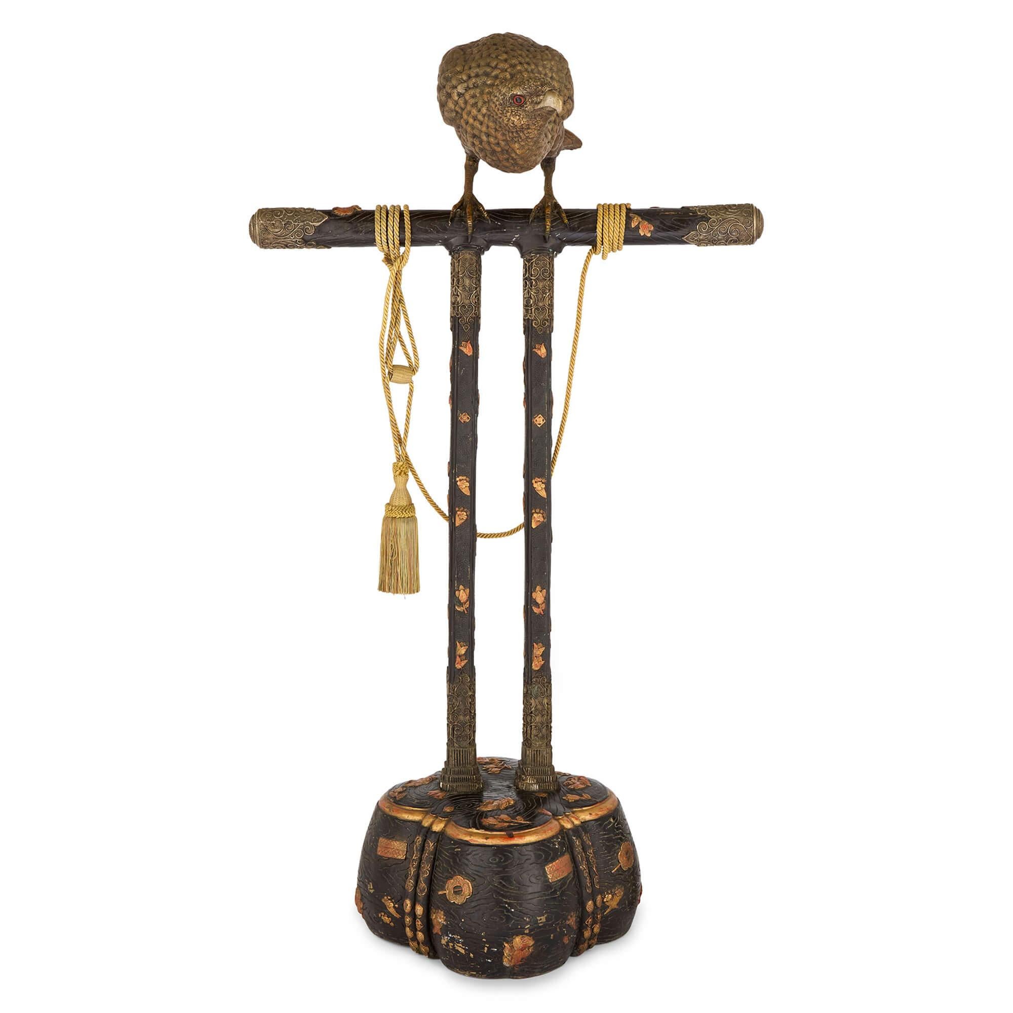 Scultura in bronzo patinato giapponese di grandi dimensioni con uccello falco 
Giapponese, XX secolo
Altezza 140cm, larghezza 78cm, profondità 60cm

Questa grande e imponente scultura giapponese in bronzo, risalente al XX secolo, raffigura un