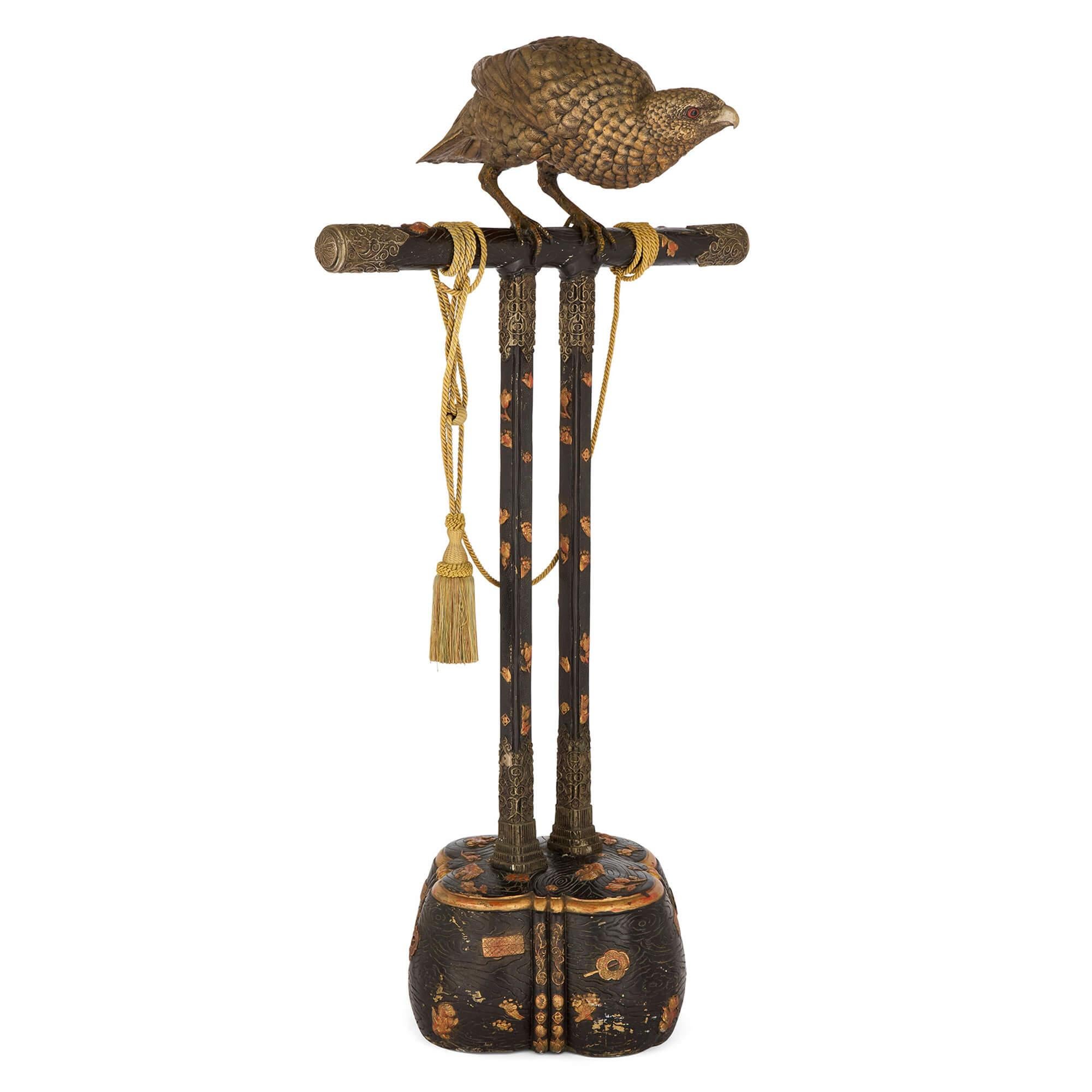 Anglo-giapponese Scultura in bronzo patinato giapponese di grandi dimensioni con uccello falco in vendita
