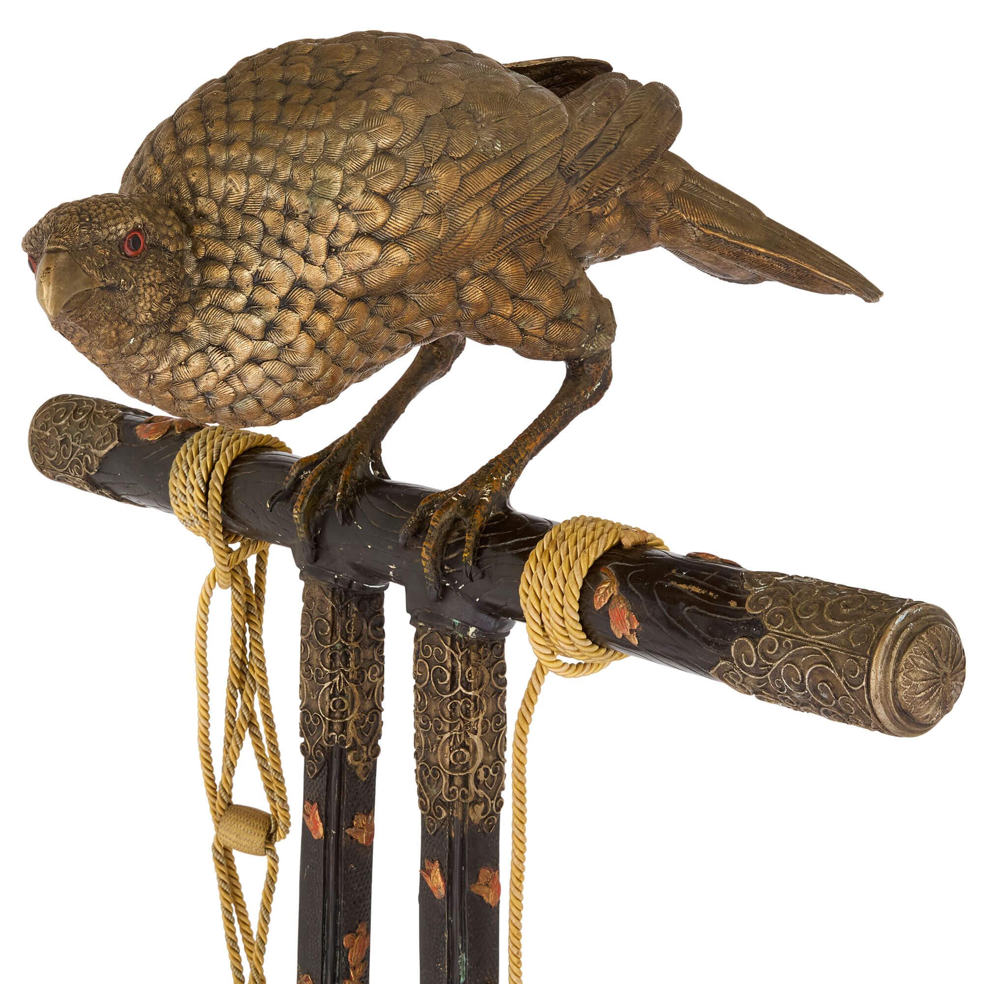 Giapponese Scultura in bronzo patinato giapponese di grandi dimensioni con uccello falco in vendita