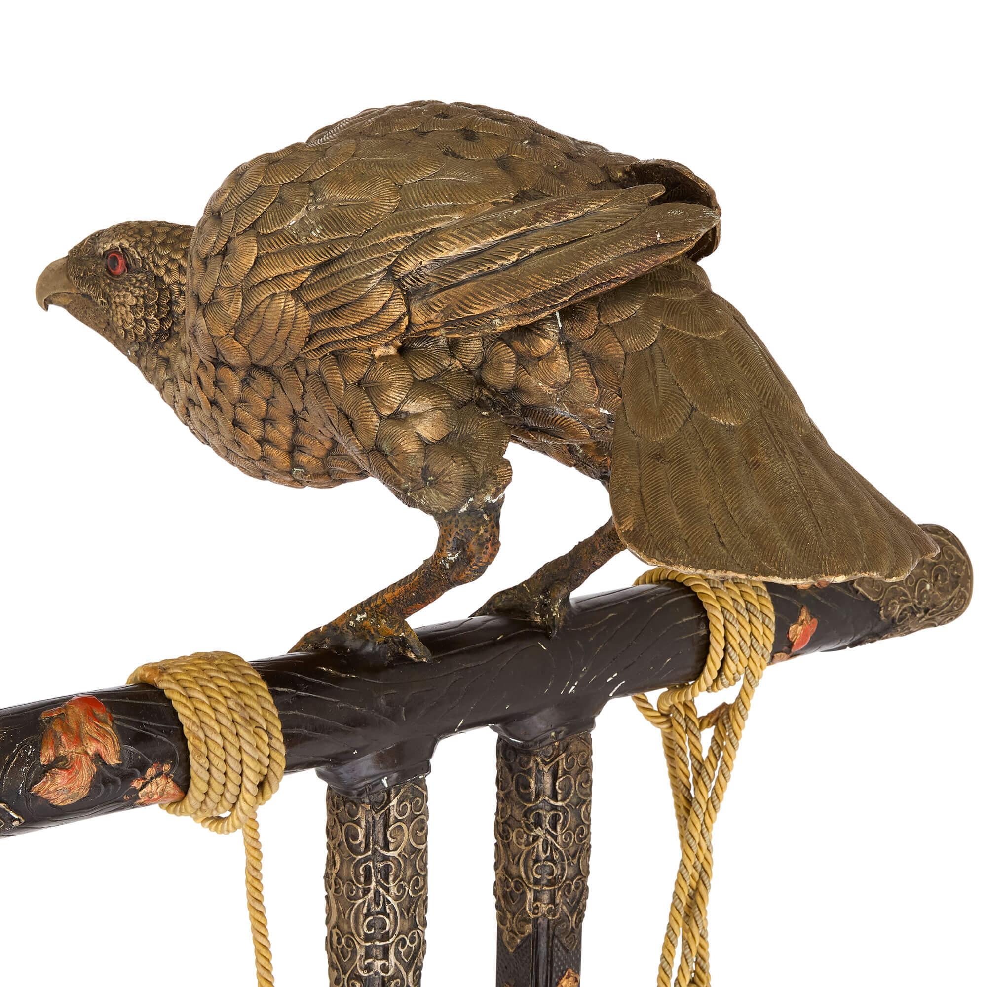 Patinato Scultura in bronzo patinato giapponese di grandi dimensioni con uccello falco in vendita