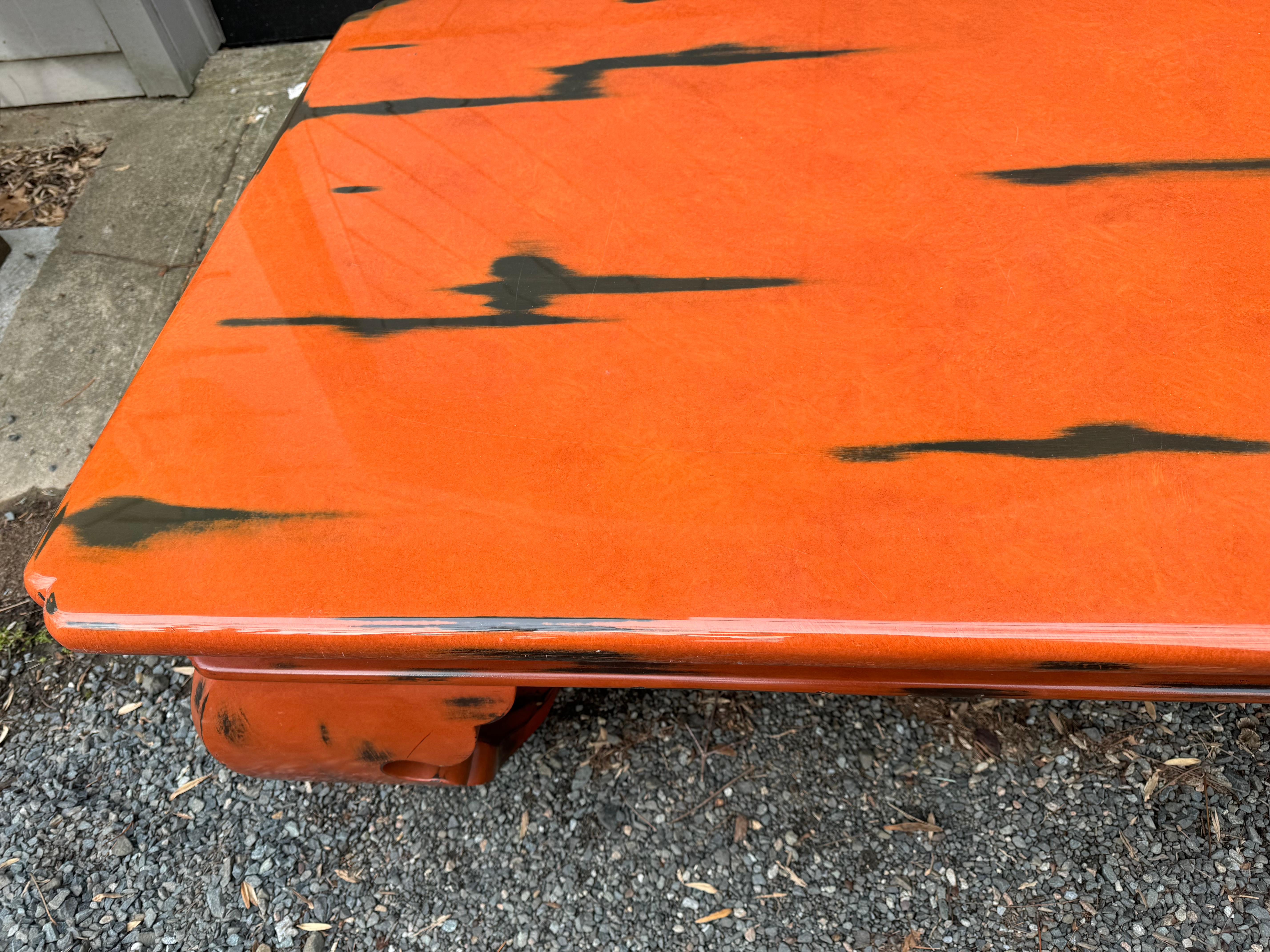 Sehr großer Karl Springer Stil Hermes Orange lackiert Couchtisch im Zustand „Gut“ im Angebot in Hopewell, NJ