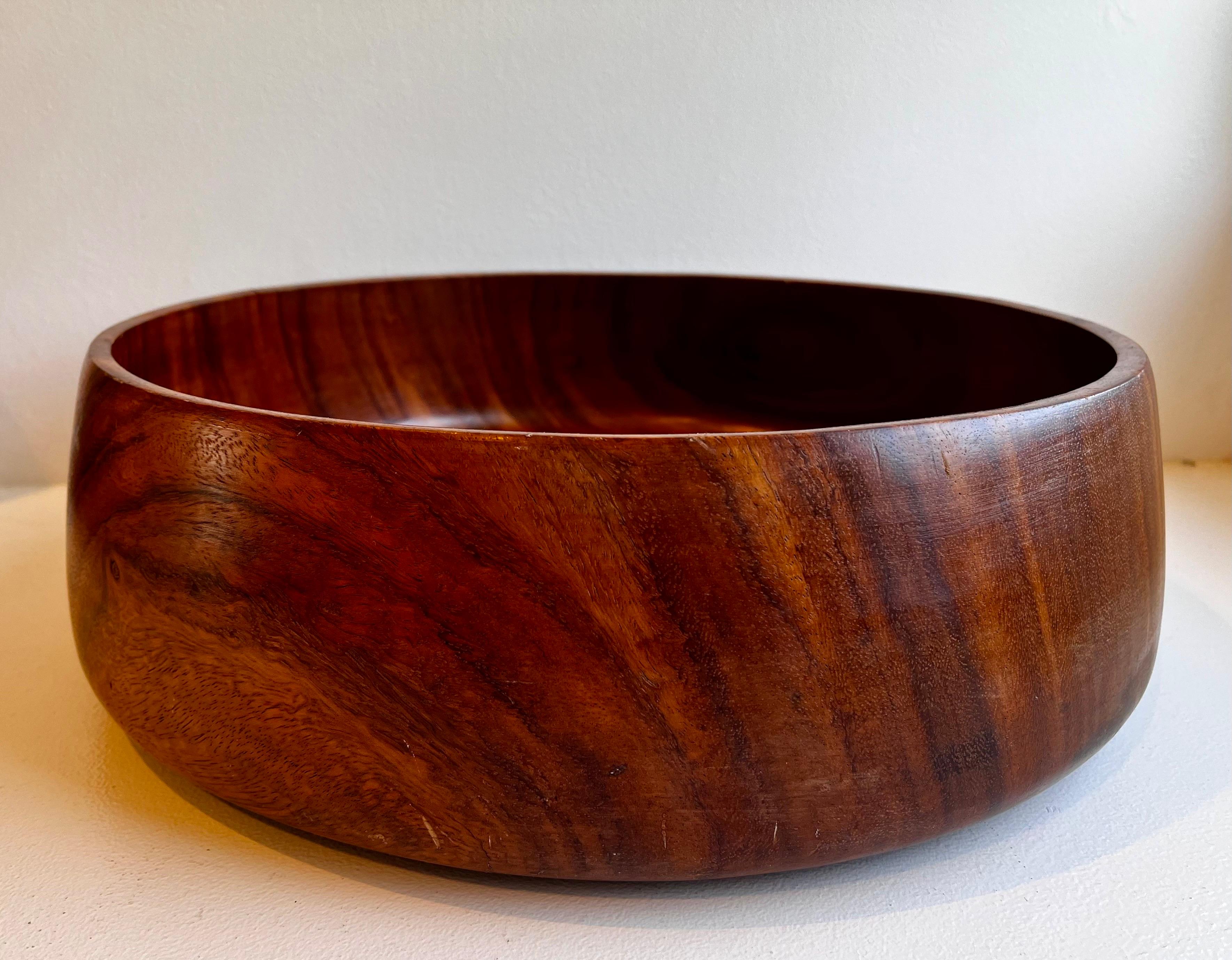Ciotola molto grande in legno di Koa In condizioni buone in vendita a Philadelphia, PA